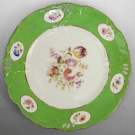 DUQUE DE CAXIAS RARÍSSIMO PRATO RASO EM PORCELANA PERTENCENTE AO SERVIÇO DO DUQUE DE CAXIAS, LUIZ ALVES DE LIMA E SILVA UM DOS QUATRO DUQUES BRASILEIROS (O ÚNICO SEM SANGUE REAL) . ABA NA TONALIDADE VERDE COM RESERVAS FLORAIS PINTADAS MANUALMENTE. ARREMATES EM OURO. CALDEIRA COM EXUBERANTE RESERVA FLORAL. ESSE SERVIÇO FOI APREGOADO EM LEILÃO EM 1928 ADQUIRIDO PELO COLECIONADOR INACIO AREAL REALIZADO PELO LEILOEIRO DA ÉPOCA, BASTOS DIAS. DEPOIS EM 1983 FOI LEILOADO POR FERNANDO SOARES EM SÃO PAULO ESSA PEÇA EM PREGÃO TAMBÉM ESTÁ REPRODUZIDA NO CATÁLOGO DO LEILÃO REFERIDO ACIMA (O DE FERNANDO SOARES) E FOI REPRODUZIDA EM MATÉRIA DA DÉCADA DE 90 SOBRE INVESTIMENTO EM MERCADO DE ARTES (VIDE FOTOS DA MATÉRIA E DO CATÁLOGO DO LEILÃO). PEÇA DESSE APARELHO ESTA REPRODUZIDA A PÁGINA 209 DO LIVRO LOUÇA DA ARISTOCRACIA DO BRASIL POR JENNY DREYFUS. FRANÇA, SEC. XIX. 26,5 CM DE DIAMETRO NOTA: Luís Alves de Lima e Silva (25/8/1803-7/5/1880) nasce em Vila do Porto da Estrela, em uma família de militares. É declarado cadete aos 5 anos. Em 1823, com apenas 20 anos, participa da campanha pelo reconhecimento da independência na Bahia como tenente. Promovido a capitão, conduz a linha de frente brasileira na Guerra da Cisplatina em 1825. É nomeado major e chefia o batalhão do imperador até 1831. Em 1840 combate os focos de resistência ao governo central no Maranhão e no Piauí. Em recompensa pela pacificação das duas províncias, é elevado ao posto de brigadeiro e recebe o título de barão de Caxias. Como comandante das Armas da Corte, reprime a Revolução Liberal de 1842 em São Paulo e em Minas Gerais e dirige as tropas imperiais contra a Revolta dos Farrapos. Em 1845, dom Pedro II o indica para o Senado pelo Rio Grande do Sul. Lidera as tropas do Exército nas guerras platinas em 1851 e exerce, depois, a Presidência da província gaúcha. Em 1866 chefia as forças brasileiras na Guerra do Paraguai e conquista Assunção em 1869. No mesmo ano recebe o título de duque de Caxias. Morre na cidade de Barão de Juparanã, no Rio de Janeiro. Duque de Caxias (Luís Alves de Lima e Silva) (1803-1880) foi um militar brasileiro. É o Patrono do Exército. Foi um dos maiores vultos da nossa história. Foi chamado de O Pacificador. No dia 25 de agosto, dia do seu nascimento, é comemorado o dia do soldado. Luís Alves de Lima e Silva nasceu na fazenda São Paulo, no Taquaraçu, próximo da Vila Estrela, hoje município de Duque de Duque de Caxias, Rio de Janeiro, no dia 25 de agosto de 1803. Filho de Francisco de Lima e Silva e de Cândida de Oliveira Belo cresceu em meio a uma família de militares. Seu avô, José Joaquim de Lima e Silva, um militar português, imigrou para o Brasil em 1767 e se instalou no Rio de Janeiro, então capital do país. Seu pai foi brigadeiro do Exército Imperial e membro da Regência-Trina durante a menoridade de Dom Pedro II. No dia 22 de novembro de 1808, o 1.º Regimento de Infantaria de Linha, comandado por seu avô, recebia o novo soldado com cinco anos, apenas uma homenagem a seu avô, o Ministro da Guerra. Entre 1809 e 1817, estudou no Seminário São Joaquim (hoje Colégio Pedro II). Em 1818, Luís Alves entrou para a Escola Militar do Largo do São Francisco, onde permaneceu até 1821. Foi cadete, alferes e tenente. Quando concluiu o curso, foi incorporado ao 1.º Batalhão de Fuzileiros. Em 1822, o Brasil torna-se independente e Luís Alves ingressa no Batalhão do Imperador, comandado por seu tio José Joaquim de Lima e Silva. Em 1823, participou da luta no combate aos soldados portugueses da Bahia que relutavam a aceitar a Independência do país. Com a vitória do Batalhão, Luís Alves foi promovido a Capitão e com 21 anos recebia a Imperial Ordem do Cruzeiro, das mãos de D. Pedro I. Em 1825, Luís Alves foi chamado para mais uma vez manter a unidade nacional, desta vez na Campanha da Cisplatina conflito ocorrido entre o Brasil Império e as Províncias Unidas do Rio da Prata, pela posse da "Província Cisplatina", no Uruguai. Três vezes foi citado por bravura. Ganhou as insígnias de Major e as comendas da Ordem de São Bento de Ávis e a ordem da Rosa. Em 1831, após a abdicação de D. Pedro I, Luís Alves foi um dos poucos que permaneceu ao lado do monarca. Foi chamado pelo ministro da Justiça, Padre Feijó, para organizar o Batalhão Sagrado, para manter a ordem no Rio de Janeiro, evitando a anarquia. Nesse mesmo ano, organizou a Guarda Municipal, que depois foi transformada em Guarda Municipal Permanente. Em 1832 a Guarda Municipal lutou contra a tentativa de derrubar a Regência-Trina, durante a menoridade de Dom Pedro II. No dia 2 de fevereiro de 1833, Duque de Caxias casa-se com Ana Luísa do Loreto Carneiro Vianna de apenas 16 anos, neta da Baronesa de São Salvador de Campos. Em dezembro do mesmo ano nasce Luísa de Loreto. Em 24 de junho de 1836 nasce sua segunda filha, Ana de Loreto. O filho Luís Alves Júnior faleceu na adolescência. Em 1837, com 34 anos, Luís Alves foi promovido a Tenente-Coronel, em seguida, deixou o comando da Guarda Permanente. Em 1839, foi nomeado comandante-geral das forças militares do Maranhão e presidente da Província. Sua missão: sufocar a revolta dos que se opunham ao governo provincial e ocupavam acidade de Caxias. Conhecida como Balaiada, a campanha de Lima e Silva saiu vitoriosa. Em 1841, de volta ao Rio de Janeiro, Luís Alves é promovido a General-Brigadeiro e recebeu o título de Barão de Caxias, referência à cidade que conseguiu pacificar. Em 1842, o Barão de Caxias foi nomeado "Comandante das Armas da Corte", cargo já ocupado por seu pai. Nessa época, eclodiu a revolução liberal em São Paulo e Minas Gerais, que Caxias reprimiu com facilidade e entrou em Sorocaba, onde enfrentou seu antigo chefe, o Padre Feijó. Em Minas Gerais, destacou-se no combate de Santa Luzia, decisivo para a vitória. Ao voltar, reassume o comando das armas, como o Pacificador. Após pacificar três províncias, faltava só o Rio Grande do Sul onde a Guerra dos Farrapos entrava no seu sétimo ano. Foi nomeado "presidente da província do Rio Grande do Sul"e "Comandante das Armas". Reorganizou as forças imperiais e depois de dois anos saiu vitorioso. Com a vitória, na Guerra dos Farrapos, Caxias foi agraciado com o título de Conde, em 2 de abril de 1845 e escolhido para o Senado por Dom Pedro II, mandato que exerceu junto com seu pai. Em 1855 foi nomeado para a Pasta da Guerra e em 1862 para "Presidente do Conselho". Nesse mesmo ano, foi promovido a Marechal Graduado do Exército. Caxias combateu em vários conflitos de fronteira no Sul do Brasil e voltou vitorioso ao Rio de Janeiro, quando, recebeu o título de Marquês. A Guerra do Paraguai foi o maior conflito armado ocorrido na América do Sul, na bacia do rio da Prata, que envolveu Paraguai, Argentina, Uruguai e Brasil. O Paraguai era o país que havia alcançado um certo progresso econômico autônomo e seu presidente Solano López resolveu ampliar o território paraguaio e criar o Paraguai Maior, anexando regiões da Argentina, do Uruguai e do Brasil (como Rio Grande do Sul e Mato Grosso), com o objetivo de conquistar o acesso ao Atlântico. Em 1864, o Paraguai ordenou o aprisionamento do navio brasileiro Marquês de Olinda, no rio Paraguai. A resposta brasileira foi a imediata declaração de guerra ao Paraguai. Em 1865, o Paraguai invadiu o Mato Grosso e o Norte da Argentina, e os governos do Brasil, Argentina e Uruguai criaram a Tríplice Aliança contra Solano López. O Brasil, Argentina e Uruguai contavam com o apoio inglês, recebendo empréstimos para equipar e manter poderosos exércitos. Depois de algumas derrotas, em 1867, Luís Alves de Lima e Silva, então Marquês de Caxias, assumiu o comando das forças militares imperiais, vencendo rapidamente importantes batalhas como as de Itororó, Avaí, Angosturas e Lomas Valentinas, chamadas dezembradas por terem ocorrido no mês de dezembro de 1868. Finalmente Assunção foi ocupada em 5 de janeiro de 1869. Após a vitória do Brasil na Guerra do Paraguai, Caxias com 66 anos recebe o título de Duque, com medalhas e condecorações. No dia 23 de março de 1874 morre sua esposa. Em 1875, o Duque de Caxias foi nomeado, por Dom Pedro II, para a presidência do Conselho de Ministros e assume também o Ministério da Guerra. Era um Gabinete que serviria à princesa Isabel na ausência do Imperador. Em 1877, cansado e doente, Duque de Caxias se retira para a fazenda do Barão de Santa Mônica, de seu genro, hoje Ji-Paraná, Rio de Janeiro. No dia 7 de maio de 1880, às 20 horas e 30 minutos, fechava os olhos para sempre aquele bravo militar e cidadão que vivera no seio do Exército para glória do próprio Exército. No dia seguinte, em trem especial, chegava na Estação do Campo de Santana o seu corpo, vestido com o seu mais modesto uniforme de Marechal de Exército, trazendo ao peito apenas duas das suas numerosas condecorações, as únicas de bronze: a do Mérito Militar e a Geral da Campanha do Paraguai, tudo consoante suas derradeiras vontades expressas. Outros desejos testamentários são respeitados: enterro sem pompa; dispensa de honras militares; o féretro conduzido por seis soldados da Guarnição da Corte, dos mais antigos e de bom comportamento, aos quais deveria ser dada a quantia de trinta cruzeiros (cujos nomes foram imortalizados no pedestal de seu busto, no passadiço do Conjunto Principal antigo da Academia Militar das Agulhas Negras); o enterro custeado pela Irmandade da Santa Cruz dos Militares; e seu corpo não embalsamado. Quantas vezes o caixão foi transportado, suas alças foram seguras por seis Praças de Pré do 1º e do 10º Batalhão de Infantaria. No ato do sepultamento, o grande literato Visconde de Taunay, então Major do Exército, proferiu alocução assim concluída: "Carregaram o seu féretro seis soldados rasos; mas, senhores, esses soldados que circundam a gloriosa cova e a voz que se levanta para falar em nome deles, são o corpo e o espírito de todo o Exército Brasileiro. Representam o preito derradeiro de um reconhecimento inextinguível que nós militares, de norte a sul deste vasto Império, vimos render ao nosso velho Marechal, que nos guiou como General, como protetor, quase como pai, durante 40 anos; soldados e orador, humilde todos em sua esfera, muito pequenos pela valia própria, mas grandes pela elevada homenagem e pela sinceridade da dor". Seu testamento lavrado em 23 de abril de 1874 mostra que esse grande brasileiro que defendeu invictamente o Brasil por tantas vezes e ocupou posições tão importantes morreu sem muitos bens, mas buscando honrar sua pátria e o serviço a ela prestado. Reza o texto de suas últimas vontades expressas: Em Nome de Deus Amém: Eu, Luiz Alves de Lima, Duque de Caxias, achando-me com saúde e meu perfeito juízo, ordeno o meu testamento, da maneira seguinte: sou católico romano, tenho nesta fé vivido, e pretendo morrer. Sou natural do Rio de Janeiro, batizado na freguesia de Inhamerim; filho legítimo do Marechal Francisco de Lima e Silva, e de sua legítima Mulher, dona Mariana Cândida Bello de Lima, ambos já falecidos. Fui casado a face da Igreja com a virtuosa dona Anna Luiza Carneiro Viana de Lima, Duquesa de Caxias, já falecida, de cujo matrimônio restam dois filhos que são Luiza e Anna, as quais se acham casadas; a primeira com Francisco Nicolas Carneiro Nogueira da Gama, e a segunda, com Manoel Carneiro da Silva, as quais são as minhas legítimas herdeiras. Declaro que nomeio meus testamenteiros, em 1º lugar, o meu genro Francisco Nicolas, em 2º meu genro Manoel Carneiro, em 3º meu irmão e amigo, o Visconde de Tocantins, e lhes rogo que aceitem esta testamentária, da qual só darão contas no fim de dois anos. Recomendo a estes que quero que meu enterro seja feito, sem pompa alguma, e só como irmão da Cruz dos Militares, no grau que ali tenho. Dispensando o estado da Casa Imperial, que se costuma a mandar aos que exercem o cargo que tenho. Não desejo mesmo, que se façam convites pro meu enterro, porque os meus amigos que me quiserem fazer este favor, não precisam dessa formalidade e muito menos consintam os meus filhos que eu seja embalsamado. Logo que eu falecer deve o meu testamenteiro fazer saber ao Quartel General, e ao ministro da Guerra que dispenso as honras fúnebres que me pertencem como Marechal do Exército e que só desejo que me mandem seis soldados, escolhidos dos mais antigos, e melhor conduta, dos corpos da Guarnição, pra pegar as argolas do meu caixão, a cada um dos quais o meu testamenteiro, no fim do enterro, dará 30$000 de gratificação. Declaro que deixo ao meu criado, Luiz Alves, quatrocentos mil réis e toda a roupa do meu uso. Deixo ao meu amigo e companheiro de trabalho, João de Souza da Fonseca Costa, como sinal de lembrança, todas as minhas armas, inclusive a espada com que comandei, seis vezes, em campanha, e o cavalo de minha montaria, arreado com os arreios melhores que tiver na ocasião da minha morte. Deixo à minha irmã, a Baronesa de Suruhi, as minhas condecorações de brilhantes da ordem de Pedro I como sinal de lembrança e a meu irmão, o Visconde de Tocantins, meu candieiro de prata, que herdei do meu pai. Deixo meu relógio de ouro com a competente corrente ao Capitão Salustiano de Barros Albuquerque, também como lembrança pela lealdade com que tem me servido como amanuense. Deixo à minha afilhada Anna Eulália de Noronha, casada com o Capitão Noronha, dois contos de réis. Cumpridas estas disposições, que deverão sair da minha terça, tudo o mais que possuo será repartido com as minhas duas filhas Anna e Luiza, acima declaradas. Mais nada tenho a dispor, dou por findo o meu testamento, rogando as justiças do país, que o façam cumprir por ser esta a minha última vontade escrita por mim e assinada. Rio de Janeiro, 23 Abr 1874 - Luis Alves de Lima Duque de Caxias.
