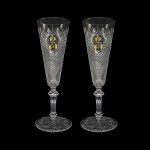 FRANCISCO NICOLAU DE LIMA NOGUEIRA DA COSTA E GAMA -  BACCARAT NONANCOURT  DUAS LINDAS TAÇAS PARA CHAMPAGNE  EM CRISTAL DA MANUFATYURA DE BACCARAT. REQUINTADA EXECUÇÃO COM LAPIDAÇÃO EM PONTA DE DIAMANTE NA PARTE INFERIOR E CORTES EM LEQUE/FRISOS NA BORDA SUPERIOR. DESTACA-SE, NO CENTRO DO MEDALHÃO PASTILHADO  EM   RELEVO COM FEITIO OVAL,  OSTENTANDO ELEGANTE INICIAL G EM OURO APLICADA A FOGO. A HASTE É FACETADA E LAPIDADA EM GOMOS SEXTAVADOS, ASSENTADA SOBRE UMA BASE CIRCULAR TAMBÉM DECORADA COM LAPIDAÇÃO EM ESTRELA RADIANTE NA PARTE INFERIOR. UMA PEÇA DE ALTÍSSIMA QUALIDADE DE EXECUÇÃO, REPRESENTATIVA DO LUXO E DA OPULÊNCIA DA ARISTOCRACIA RURAL  BRASILEIRA NA SEGUNDA METADE DO SEC. XIX. FRANCISCO NICOLAU DE LIMA NOGUEIRA DA COSTA E GAMA ERA NETO DO DUQUE DE CAXIAS, NETO DO MARQUÊS DE BAEPENDY, FILHO DOS BARÕES DE SANTA MÔNICA, GENRO DOS BARÕES DE ARURAI, SOBRINHO NETO  DO CONDE  DE TOCANTINS, SOBRINHO NETO DA BARONESA DE SURAÍ, SOBRINHO DO BARÃO DE JUPARANÃ E SOBRINHO DO CONDE DE BAEPENDY.  PERTENCEU AO SERVIÇO DE FRANCISCO NICOLAU DE LIMA NOGUEIRA DA GAMA, FILHO DOS BARÃOS DE SANTA MÔNICA SENHORES DA FAZENDA DE MESMO NOME QUE POR VEZES HOSPEDEU O IMPERADOR DOM PEDRO II E SUA COMITIVA E TAMBÉM FOI LOCAL DE RESIDENCIA DOS ULTIMOS TRES ANOS DE VIDA DO DUQUE DE CAXIAS  (PAI DA BARONESA) E TAMBÉM LOCA DE SEU FALECIMENTO. FOI CASADO COM MARIANA DO LORETO DE LIMA CARNEIRO DA SILVA, FILHA DE MANUEL CARNEIRO DA SILVA, VISCONDE DE URURAÍ, NETA PATERNA DO PRIMEIRO VISCONDE DE ARARUAMA E BISNETA DO PRIMEIRO BARÃO DE SANTA RITA; SENDO NETA MATERNA DO DUQUE DE CAXIAS. FRANÇA, DEC. 1880. 14 CM DE ALTURAOTA:  Francisco Nicolau de Lima Nogueira da Gama, n. 1862, Rio, faleceu em 1896, engenheiro, casado sua prima Mariana do Loreto de Lima Carneiro da Silva, nascida em 1862 e falecida em. 1936, Rio de Janeiro . Era filha de Manuel Carneiro da Silva, Visconde de Urura, e Ana Francisca do Loreto Carneiro Viana de Lima. Dona Mariana era filha Ana de Loreto Carneiro Viana de Lima (1836-1884), Viscondessa de Ururaí, e seu marido Manuel Carneiro da Silva (1833-1917) Visconde de Ururaí. Filha caçula do duque de Caxias, Ana casou-se com Ten.Cel. Manuel Carneiro da Silva Visconde de Ururai, filho de Ten.Cel. Manuel Carneiro da Silva 1 Visconde de Araruama e Francisca Antônia Ribeiro de Castro Carneiro, em Quissamã-RJ, no ano de 1853 em cerimônia celebrada na residência do pai da noiva na Corte Imperial. Tiveram seis filhos, dentre eles Mariana do Loreto de Lima Carneiro da Silva, que se casou com seu primo, Francisco Nicolau de Lima Nogueira da Gama, filho dos barões de Santa Monica. Para sua residência, seu marido ergueu em 1867 um luxuoso solar na Fazenda Machadinha, em Quissamã (RJ), herdada da família Carneiro de Silva, projeto do arquiteto alemão Antonio Becher, com mobiliário comprado, em Paris. Ao voltar da Guerra do Paraguai, o Duque de Caxias levou seus dois cavalos de batalha para a Fazenda Machadinha e lá passou uma longa temporada com sua filha Ana, a quem chamada pelo apelido de Aniquinha. Costumava fazer longos passeios a cavalo com seu neto José de Lima Carneiro da Silva, filho do 2º barão e visconde de Ururaí. Um dos cavalos morreu e, conforme conta a tradição local, foi enterrado atrás da capela da fazenda. Após a morte de seu sua mãe em 1874 e seu pai em 1880, Ana e seu marido herdaram o Palacete do Duque na Tijuca. O casal alforriou os escravos da Fazenda Machadinha anos antes da Lei Áurea. Junto de sua irmã Luiz de Loreto, Baronesa de Santa Mônica, Ana representou a família no enterro do Pai com a presença do Imperador que colocou à disposição da família do Duque de Caxias um coche imperial destinado ao enterro de príncipes. Faleceu quatro anos depois do pai a 22.09.1884, na Chácara da Concha, antes da concessão do título de Visconde de Ururaí ao seu marido em 1888, que foi um dos fundadores da companhia Engenho Central de Quissamã. O Visconde de Ururaí morre em 1917, tendo a fazenda sido doada a sua filha Ana Francisca de Queiros Matoso. A partir de sua morte, a Fazenda Machadinha foi doada a seus filhos. A casa grande, estábulos e armazéns hoje estão em ruínas; a capela e as senzalas ainda estão preservadas. Descendentes de antigos escravos ainda habitam a parte que restou das senzalas e realizam festas na quais cantam o "fado", uma forma de jongo preservada há séculos.