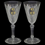 FRANCISCO NICOLAU DE LIMA NOGUEIRA DA COSTA E GAMA -  BACCARAT NONANCOURT  DUAS LINDAS TAÇAS PARA VINHO BRANCO EM CRISTAL DA MANUFATYURA DE BACCARAT. REQUINTADA EXECUÇÃO COM LAPIDAÇÃO EM PONTA DE DIAMANTE NA PARTE INFERIOR E CORTES EM LEQUE/FRISOS NA BORDA SUPERIOR. DESTACA-SE, NO CENTRO DO MEDALHÃO PASTILHADO  EM   RELEVO COM FEITIO OVAL,  OSTENTANDO ELEGANTE INICIAL G EM OURO APLICADA A FOGO. A HASTE É FACETADA E LAPIDADA EM GOMOS SEXTAVADOS, ASSENTADA SOBRE UMA BASE CIRCULAR TAMBÉM DECORADA COM LAPIDAÇÃO EM ESTRELA RADIANTE NA PARTE INFERIOR. UMA PEÇA DE ALTÍSSIMA QUALIDADE DE EXECUÇÃO, REPRESENTATIVA DO LUXO E DA OPULÊNCIA DA ARISTOCRACIA RURAL  BRASILEIRA NA SEGUNDA METADE DO SEC. XIX. FRANCISCO NICOLAU DE LIMA NOGUEIRA DA COSTA E GAMA ERA NETO DO DUQUE DE CAXIAS, NETO DO MARQUÊS DE BAEPENDY, FILHO DOS BARÕES DE SANTA MÔNICA, GENRO DOS BARÕES DE ARURAI, SOBRINHO NETO  DO CONDE  DE TOCANTINS, SOBRINHO NETO DA BARONESA DE SURAÍ, SOBRINHO DO BARÃO DE JUPARANÃ E SOBRINHO DO CONDE DE BAEPENDY.  PERTENCEU AO SERVIÇO DE FRANCISCO NICOLAU DE LIMA NOGUEIRA DA GAMA, FILHO DOS BARÃOS DE SANTA MÔNICA SENHORES DA FAZENDA DE MESMO NOME QUE POR VEZES HOSPEDEU O IMPERADOR DOM PEDRO II E SUA COMITIVA E TAMBÉM FOI LOCAL DE RESIDENCIA DOS ULTIMOS TRES ANOS DE VIDA DO DUQUE DE CAXIAS  (PAI DA BARONESA) E TAMBÉM LOCA DE SEU FALECIMENTO. FOI CASADO COM MARIANA DO LORETO DE LIMA CARNEIRO DA SILVA, FILHA DE MANUEL CARNEIRO DA SILVA, VISCONDE DE URURAÍ, NETA PATERNA DO PRIMEIRO VISCONDE DE ARARUAMA E BISNETA DO PRIMEIRO BARÃO DE SANTA RITA; SENDO NETA MATERNA DO DUQUE DE CAXIAS. FRANÇA, DEC. 1880. 14 CM DE ALTURAOTA:  Francisco Nicolau de Lima Nogueira da Gama, n. 1862, Rio, faleceu em 1896, engenheiro, casado sua prima Mariana do Loreto de Lima Carneiro da Silva, nascida em 1862 e falecida em. 1936, Rio de Janeiro . Era filha de Manuel Carneiro da Silva, Visconde de Urura, e Ana Francisca do Loreto Carneiro Viana de Lima. Dona Mariana era filha Ana de Loreto Carneiro Viana de Lima (1836-1884), Viscondessa de Ururaí, e seu marido Manuel Carneiro da Silva (1833-1917) Visconde de Ururaí. Filha caçula do duque de Caxias, Ana casou-se com Ten.Cel. Manuel Carneiro da Silva Visconde de Ururai, filho de Ten.Cel. Manuel Carneiro da Silva 1 Visconde de Araruama e Francisca Antônia Ribeiro de Castro Carneiro, em Quissamã-RJ, no ano de 1853 em cerimônia celebrada na residência do pai da noiva na Corte Imperial. Tiveram seis filhos, dentre eles Mariana do Loreto de Lima Carneiro da Silva, que se casou com seu primo, Francisco Nicolau de Lima Nogueira da Gama, filho dos barões de Santa Monica. Para sua residência, seu marido ergueu em 1867 um luxuoso solar na Fazenda Machadinha, em Quissamã (RJ), herdada da família Carneiro de Silva, projeto do arquiteto alemão Antonio Becher, com mobiliário comprado, em Paris. Ao voltar da Guerra do Paraguai, o Duque de Caxias levou seus dois cavalos de batalha para a Fazenda Machadinha e lá passou uma longa temporada com sua filha Ana, a quem chamada pelo apelido de Aniquinha. Costumava fazer longos passeios a cavalo com seu neto José de Lima Carneiro da Silva, filho do 2º barão e visconde de Ururaí. Um dos cavalos morreu e, conforme conta a tradição local, foi enterrado atrás da capela da fazenda. Após a morte de seu sua mãe em 1874 e seu pai em 1880, Ana e seu marido herdaram o Palacete do Duque na Tijuca. O casal alforriou os escravos da Fazenda Machadinha anos antes da Lei Áurea. Junto de sua irmã Luiz de Loreto, Baronesa de Santa Mônica, Ana representou a família no enterro do Pai com a presença do Imperador que colocou à disposição da família do Duque de Caxias um coche imperial destinado ao enterro de príncipes. Faleceu quatro anos depois do pai a 22.09.1884, na Chácara da Concha, antes da concessão do título de Visconde de Ururaí ao seu marido em 1888, que foi um dos fundadores da companhia Engenho Central de Quissamã. O Visconde de Ururaí morre em 1917, tendo a fazenda sido doada a sua filha Ana Francisca de Queiros Matoso. A partir de sua morte, a Fazenda Machadinha foi doada a seus filhos. A casa grande, estábulos e armazéns hoje estão em ruínas; a capela e as senzalas ainda estão preservadas. Descendentes de antigos escravos ainda habitam a parte que restou das senzalas e realizam festas na quais cantam o "fado", uma forma de jongo preservada há séculos.