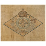 IMPÉRIO DO BRASIL NO ANO DA INDEPENDÊNCIA EM 1822 - RARA  BANDEIRA DO IMPÉRIO BRASILEIRO SOB DOM PEDRO I.  SUBSTITUIU A PRIMEIRA BANDEIRA BRASILEIRA CRIADA AINDA EM 18 SETEMBRO DE 1822. ERA UMA VARIAÇÃO DA BANDEIRA DO PRÍNCIPE DO BRASIL DOM PEDRO, QUE REGEU O PAÍS QUANDO DO RETORNO DE DOM JOÃO VI A PORTUGAL. DOM PEDRO  SE TORNARIA POUCO DEPOIS NOSSO PRIMEIRO IMPERADOR DA NAÇÃO INDEPENDENTE. NOS DIAS QUE SEGUIRAM LOGO APÓS A INDEPENDÊNCIA A BANDEIRA DO BRASIL ERA ENCIMADA POR UMA COROA REAL IDENTICA A PORTUGUESA. DOM PEDRO I  EM MEIO AS ESCARNIÇADAS BATALHAS  DA GUERRA PELA INDEPENDÊNCIA, TRAVADA CONTRA OS PORTUGUESES QUE AINDA RESISTIAM AO MOVIMENTO DA FUNDAÇÃO DA NAÇÃO BRASILEIRA, COMPREENDEU A NECESSIDADE DE CRIAR UMA IDENTIDADE NACIONAL QUE NOS APARTASSE DA IDÉIA DE COLÔNIA PORTUGUESA. FOI ENTÃO QUE A PRIMEIRO  DE DEZEMBRO DAQUELE ANO MEMORAVEL DE 1822 LANÇOU O DECRETO EM QUE SUBSTITUIU A COROA REAL POR UMA IMPERIAL AO FAZER DO BRASIL O IMPÉRIO AUSTRAL. ATÉ FIRMAR  E LEGITIMAR O TOPO NACIONAL, ALGUMAS BANDEIRAS COMO ESTA EM PREGÃO APRESENTARAM CURIOSA VERSÃO NAQUELES DIAS DE DEZEMBRO DO ANODA INDEPENDÊNCIA. DE FATO ESTA BANDEIRA TEM NO TOPO UMA COROAIDÊNTICA  A DO IMPERIO AUSTRIACO, NA ÉPOCA GOVERNADO PELO IMPERADOR FRANCISCO I PAI DE NOSSA IMPERATRIZ  DONA LEOPOLDINA, UMA DAS ARTÍFICES DE NOSSA INDEPENDÊNCIA. A NOÇÃO DE IMPÉRIO QUE OS BRASILEIROS TINHAM ERA O DA PÁTRIA ORIGINAL DA IMPERATRIZ, FRANCISCO I PAI DE DONA LEOPOLDINA FOI O PRIMEIRO IMPERADOR DA ÁUSTRIA E O ÚLTIMO IMPERADOR DO SACRO IMPÉRIO ROMANO-GERMÂNICO CINGINDO A  COROA  CONHECIDA COMO  REICHSKRONE (ATUALMENTE GUARDADA NO TESOURO IMPERIAL DE VIENA) QUE REMONTAVA AOS ANOS LOGO APÓS A MORTE DE CARLOS MAGNO PRIMEIRO IMPERADOR DO SACRO IMPÉRIO ROMANO NO ANO DE 800 DC. É UMA COROA OCTOGONAL, FEITA DE OURO, ESMALTE E PEDRAS PRECIOSAS, ESTRUTURADA EM OITO PLACAS. O DESIGN ORIGINAL FOI CONCEBIDO PARA INCORPORAR UMA MITRA PAPAL. POUCO DEPOIS DESSES PRIMIEROS EXEMPLARES SOB O ESCRUTÍNIO DE JOSÉ BONIFÁCIO, DO MARQUES DE VILLA REAL DA PRAIA GRANDE  E DEMAIS CONSELHEIROS DE DOM PEDRO I, SURGIU O MODELO DE COROA DO PRIMEIRO REINADO QUE INSPIROU A CONFECÇÃO DA PRIMEIRA COROA IMPERIAL DO BRASIL UTILIZADA NA SAGRAÇÃO DO IMPERADOR DOM PEDRO I E HOJE CONSERVADA NO ACERVO DO MUSEU IMPERIAL DE PETRÓPOLIS. CHAMA ATNEÇÃO AINDA QUE O LAÇO NACIONAL QUE UNE O SUPORTE DO BRASÃO OS  RAMOS DE CAFÉ E FUMO É AINDA NA COR VERMELHA QUE FOI ALTERADA POR PROVISÃO IMPERIAL PARA VERDE E AMARELO LOGO NOS PRIMEIROS DECRETOS INSTITUINDO A BANDEIRA DO BRASIL.   FINAL DE 1822, 64 X 74 CM. EMOLDURADA E PROTEGIDA POR VIDRO. NOTA: A Primeira Bandeira do Brasil Independente, criada em Setembro de 1822.O pavilhão foi criado por Jean-Baptiste Debret a mando do príncipe-regente D. Pedro de Alcântara, como bandeira do Reino do Brasil com uma coroa real acima do Brasão. Já nos meses seguintes, no início de Dezembro de 1822, a bandeira sofreria nova modificação, ainda que pequena: a coroa que passa a encimar o brasão do ramo brasileiro dos Bragança é a de imperador, passando o estandarte a ser do Império do Brasil. O decreto do então Príncipe Regente D. Pedro do Brasil diz o seguinte: Havendo o Reino do Brasil de que sou Regente e Defensor Perpétuo declarado a sua emancipação política, entrando a ocupar na grande família das nações o lugar que justamente lhe compete, como nação grande, livre e independente; sendo por isso indispensável que ela tenha um escudo real de armas, que não só se distingam das de Portugal e Algarve até agora reunidas, mas que sejam características deste rico e vasto Continente" A Bandeira do Brasil Império preservava muitos dos elementos do antigo reino de Portugal e seu brasão, como a esfera armilar e a cruz da Ordem de Cristo. A esfera armilar recordava o Rei Dom Manuel I de Portugal em cujo reinado ocorrera a descoberta do Brasil. Ao elevar o Brasil à categoria de reino em 1815, unido a Portugal e Algarves, Dom João ainda como Príncipe regente e em nome de sua mãe a rainha Dona Maria I incorpora oficialmente a Esfera Armilar de ouro sobre fundo azul como símbolo real. O Reino do Brasil passa a figurar no brasão de armas do Reino Unido sob o escudo de Portugal e Algarves. Este instrumento, usado pelos antigos gregos para simular o movimento aparente dos astros, compunha-se de dez círculos (ou armilas): o meridiano, o horizonte, os dois coluros, a eclítica com o zodíaco, os dois trópicos e os dois círculos polares, figurando a Terra ao centro. Como símbolo, a esfera armilar é aplicada desde a Antigüidade, significando autoridade, domínio, império, poder e soberania. A Cruz de Cristo eram as rubras insígnias referidaspor Pero Vaz de Caminha e que, pintadas no velame das dez naus e três navetas que compunham a esquadra de Cabral. E no dia 13 seriam usadas pelos navios de guerra estrangeiros fundeados no porto, a despeito de a Independência do Brasil ainda não ter sido reconhecida oficialmente por nenhuma nação. Antes que se completassem quatro meses de instituídos, a bandeira e o escudo darmas recebiam a primeira atualização. Assim é que, a 1 de dezembro, D. Pedro I rubricava o decreto do seguinte teor: Havendo sido proclamada com a maior espontaneidade dos povos a Independência política do Brasil, e a sua elevação à categoria de Império pela minha solene aclamação, sagração e coroação, como seu Imperador Constitucional e Defensor Perpétuo: hei por bem ordenar que a Coroa Real, que se acha sobreposta no escudo das armas estabelecido pelo meu imperial decreto de 18 de setembro do corrente ano, seja substituída pela Coroa Imperial, que lhe compete, a fim de corresponder ao grau sublime e glorioso em que se acha constituído este rico e vasto Continente.  Paço, em 1 de dezembro de 1822, 1 da Independência e do Império com a rubrica de sua Majestade Imperial (a) José Bonifácio de Andrada e Silva. A última alteração efetuada na bandeira imperial ocorreu já no Segundo Reinado, quando, por volta de 1870, D. Pedro II resolveu acrescentar a vigésima estrela para adequar o pavilhão à organização territorial do país, ato que careceu de instrumentação jurídica formal: a perda da Cisplatina foi compensada pela criação de duas províncias: Amazonas e Paraná, resultado da divisão das províncias do Grão-Pará e de São Paulo. A simbologia da Bandeira da República constituída no Brasil em 1889, não indica uma ruptura radical com o regime monárquico anterior, como foi o caso na França. O que distingue a nossa bandeira é a original disposição do losango amarelo sobre o campo verde. Nenhum outro pavilhão nacional, no mundo, apresenta desenho igual ou parecido ou tem o verde e amarelo como cores principais ou únicas. Aliás, para muitos autores, estas cores constituem os elementos essenciais de nossa bandeira, sendo o emblema central apenas uma indicação superposta, referente a um regime ou a uma época. Por isso mesmo, frustraram-se todas as tentativas de modificação radical do seu desenho original, A Cruz de Cristo eram as rubras insígnias referidas por Pero Vaz de Caminha e que, pintadas no velame das dez naus e três navetas que compunham a esquadra de Cabral, testemunharam a Descoberta do Brasil em 1500. Uma bandeira branca, tendo inscrita esta Cruz, fora entregue por El-Rei D. Manuel ao capitão-mor da Armada, quando de sua saída de Belém, onde estivera arvorada na capela do Restelo. Depois do achamento da nova terra, Pedro Álvares Cabral fez dizer missa,a qual disse o padre Frei Henrique. Ali era com o Capitão a bandeira de Cristo, com que saiu de Belém, a qual esteve sempre alta, da parte do Evangelho. A insígnia da Ordem Militar de Cristo, poderosa e riquíssima sucessora portuguesa da Ordem dos Templários, patrocinou os navegantes portugueses, quase todos também pertencentes àquela Instituição. Como a Ordem dos Templários, possuía o seu estandarte a bandeira da Ordem de Cristo, que, pelos quatro cantos do mundo, esteve sempre hasteada nos mastros dos navios que cometeram as Grandes Descobertas nas expedições ao Cabo Não, Grã Canária, Porto Santos, Açores, Bojador, Cabo Branco, Cabo Verde, Costa dos Negros, Cabo da Boa Esperança, Índia e Brasil.Os ramos de café e tabaco, colocados como suportes, representavam as duas culturas que passavam a destacar-se na produção nacional. As estrelas, dezenove, representavam as províncias de então, inclusive a Cisplatina. Onze dias depois da Proclamação da Independência, a 18 de setembro, D. Pedro I baixava na Corte, juntamente com o decreto que criou a bandeira, outro instituindo o tope nacional brasiliense ou divisa patriótica.Para compor a Bandeira, Jean Baptiste Debret, responsável pelo desenho da Bandeira Brasileira, inspirou-se em algumas bandeiras militares francesas do tempo da Grande Revolução e da época napoleônica, delas reproduzindo o motivo ornamental em estilo Império, constituído por um losango inscrito em um retângulo.Sobre o significado das cores verde e amarelo, Dom Pedro I era enfático em dizer que : representavam a riqueza e a primavera eterna do Brasil e proclamou no decreto:"O Tope nacional brasiliense será composto das cores emblemáticas verde de primavera E uma esfera armilar de ouro sobre campo azul vem compor as armas do Reino do Brasil.Em 29 de setembro de 1823, Antônio Teles da Silva Caminha e Meneses, agente diplomático do Brasil junto à Corte de Viena descrevera a Metternich a bandeira do novo Império do Brasil. Sobre as suas cores dissera que D. Pedro I escolhera o verde por ser esta a cor da Casa de Bragança; e a amarela, a Casa de Lorena, de que usa a Família Imperial da Áustria. A Casa de Bragança procedia de D. Pedro I, antes mesmo de rei, quando ainda simples mestre da Casa de Avis. Aquela Casa reinaria durante 270 anos, desde 1640 até o fim da monarquia portuguesa, em 1910.  D. Pedro I, a exemplo do que fizera D. João IV para Portugal (em 1646), tomou a Virgem Maria por padroeira do Brasil. E por ser naquele ano de 1822 o dia 10 de novembro o da Apresentação de Nossa Senhora, marcou esta data para o benzimentodas primeiras Bandeiras Nacionais. A cerimônia realizou-se na Capela Imperial, após a festa do patrocínio da Virgem, com a presença do Imperador, do Senado, da Câmara e das mais destacadas personalidades do Império. O bispo capelão-mor D. José Caetano da Silva Coutinho, à medida que benzia as bandeiras, as entregava ao Imperador que, ajoelhado diante do altar, as ia passando ao Ministro da Guerra, João Vieira de Carvalho, que as distribuía pelos comandantes das tropas. Pereira Lessa, em A Bandeira e o Escudo do Clube Militar, registra a propósito do episódio um detalhe curioso: Teve honra de receber a primeira Bandeira Nacional entregue ao Exército Brasileiro o tenente ajudante do Batalhão do Imperador, Luís de Lima e Silva, depois Duque de Caxias, isto é, justamente a figura máxima da história militar no Brasil. Após o benzimento das bandeiras, D. Pedro I desceu ao largo do Paço, onde se alinhavam as tropas de elite do Império, e a elas fez sua solene proclamação. Ao fim de suas palavras, uma salva de cento e três cargas de infantaria saudou o pavilhão auriverde que,lentamente, começou a subir ao topo das fortalezas da cidade. No dia seguinte, 11 de novembro, as novas bandeiras seriam hasteadas nos navios de guerra da Armada Nacional. Sobre o significado das cores verde e amarelo, Dom Pedro I era enfático em dizer que : representavam a riqueza e a primavera eterna do Brasil e proclamou no decreto:"O Tope nacional brasiliense será composto das cores emblemáticas verde de primavera e amarelo douro na forma do modelo anexo a este meu decreto. A flor no braço esquerdo, dentro de um ângulo douro, ficará sendo a divisa voluntária dos patriotas do Brasil que jurarem o desempenho da divisa Independência ou Morte lavrada no dito ângulo.A escolha de nossas cores nacionais não foi um mero capricho do Príncipe Regente. É que o significado das cores elegidas para representar um grupo, um povo ou uma nação, tem sempre profundas raízes históricas que a tradição mantém vivas. Do verde, como cor distintiva de um povo, há referências que remontam a mais de dois mil anos. Segundo velhas crônicas, os antigos lusitanos arvoravam uma bandeira quadrada branca, servindo de campo a um dragão verde. O curioso é que esta figura mitológica, vencendo as barreiras do espaço e do tempo, iria aparecer no projeto da nossa primeira Bandeira Nacional criada por Debret, em 1820. Na sua agitada guerra contra os mouros, os portugueses adotaram o verde primitivo dos lusos como suas cores nacionais, e este era o matiz da famosa Ala dos Namorados, a destemida vanguarda de sua Cruzada. Verde era igualmente o estandarte de NunAlvares, arvorado na batalha de Aljubarrota. Verde seria, muito tempo depois e nestes sertões do Novo Mundo, o pendão do bandeirante Fernão Dias Pais Leme, o Governador das Esmeraldas. O verde é a cor da figura principal do nosso primeiro brasão, as Armas do Estado do Brasil  inspirado na árvore que lhe deu o nome. E mais: perduraria até os nossos dias, como emblema regimental dos nossos Dragões da Independência. A cor amarela se sabe que passou a figurar, a partir de 1250, no brasão de armas de Portugal, logo depois da conquista do Algarve. Assim, em ouro (amarelo), são os castelos que representavam as fortalezas tomadas aos mouros. O amarelo recorda, ainda, as cores do Reino de Castela, ao qual, por muito tempo, Portugal pertenceu, até a sua independência. (Professor Daniel Jorge Filho. Brasil Imperial disponível em https://www.instagram.com/p/DQClt4rDmIN/)