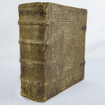 PUBLICAÇÃO JESUÍTICA SEISCENTISTA - JACQUES MARCHANT - HORTUS PASTORUM  (O JARDIM DOS PASTORES). CÉLEBRE OBRA TEOLOGICA E PASTORAL DE JACQUES MARCHANT. EDITADO EM 1648 TRATA-SE DE UM MANUAL DE SERMÕES , DOUTRINAS E ORIENTAÇÕES LITÚRGICAS MUITO UTLIZADOS POR CLÉRIGOS DE MEADOS DO SEC. XVII PARA A INSTRUÇÃO DOS FIÉIS E PREPARO DOS SERMÕES. FOI IMPRESSO POR PETRUM HILDEN SOB O COMANDO DE PETRI HENNIGIL UM CONHECIDO LIVREIRO E DEDITOR EM COLONIANO SECULO XVII. PUBLICADO NO CONTEXTO DA CONTRA REFORMA CONCEBIDO COMO UM MANUAL PRÁTICO E ENCICLOPÉDICO VOLTADO PARA OS PÁROCOS, MISSIONARIOSM E PREGADORES DA IGREJA. TAMBÉM CONTÉM.  A EXUBERANTE ENCADERNAÇÃO EM COURO TEM BRASÃO DA COMPANHIA DE JESUS (JESUITAS). INDICANDO TRATAR-SE DE UM LIVRO QUE PERNTENCEU A BIBLIOTECA DE UMA MISSÃO JESUITICA. O HÁBITO DE MARCAR OS LIVROS DE PROPRIEDADE DA ORDEM UMA ESTAMPAGEM A OURO OU RELEVO SECO NA CAPA CHAMADO DE SUPER-LIBRIS IDENTIFICAVA O PATRIMONIO DA INSTITUIÇÃO. ESTE LIVRO ERA UMA DAS FERRAMENTAS PREDILETAS DOS JESUITAS NA CATEQUISÃO DOS POVOS DE SUAS MISSÕES. A ULTIMA PAGINA CONTEM COPIA DE UM DECRETO DE FERNANDO III IMPERADOR DO SACRO IMPERIO ROMANO GERMANICO CHAMADO PRIVILEGIUM CAESARIUM (PRIVILEGIO IMPERIAL) CONCEDENDO LICENÇA DE EXCLUSIVIDADE E DIREIOTS AUTORAIS CONCEDIDOS PELO PROPRIO IMPERADOR . ESTE MAGNIFICO LIVRO CONERVA AINDA PARTES DO FECHO  LATERAL EM METAL. SACRO IMPERIO ROMANO GERMANICO, 1648, 24 CM DE ALTURA, 1360 PAGINAS.NOTA: Fernando III (Graz, 13 de julho de 1608  Viena, 2 de abril de 1657) foi o Imperador Romano-Germânico12 e Arquiduque da Áustria de 1637 até sua morte,3 além de Rei da Hungria, Boêmia4 e Croácia. Fernando foi o último imperador a governar como Rei da Itália, quando a Paz de Vestfália, em 1648, encerrou o governo dos imperadores no reino italiano. Era filho do imperador Fernando II e sua primeira esposa Maria Ana da Baviera. Fernando III foi o terceiro filho de Fernando II e Maria Ana da Baviera. Educado pelos jesuítas em Ingolstadt, foi bom músico, letrado notável. Johann Jakob von Dhaun, cavaleiro da Ordem dos Hospitalários, exerceu também grande influência na educação do príncipe.Arquiduque da Áustria, em dezembro de 1625, foi coroado, em 8 de dezembro de 1626, Rei da Hungria e Rei da Croácia e, em 21 de novembro de 1627, Rei da Boêmia. Depois disso, ele requereu o comando supremo das tropas imperiais e a participação nas campanhas de Albrecht von Wallenstein, unindo-se aos inimigos de Wallenstein e contribuindo para a sua destituição. Em 20 de fevereiro de 1631 Fernando III casou com sua prima, a infanta Maria Ana de Espanha (1606-1646), filha mais nova de Filipe III e de Margarida da Áustria. Tiveram seis filhos:Fernando IV (8 de setembro de 1633  9 de julho de 1654), sucedeu seu pai rei da Hungria, morreu solteiro e sem descendência;Maria Ana (22 de dezembro de 1634  16 de maio de 1696), casou-se aos 14 anos com seu tio materno Filipe IV de Espanha, com descendência. Uma de suas filhas, Margarida Teresa, casou-se com o seu irmão, Leopoldo I;Filipe Augusto (15 de julho de 1637  22 de junho de 1639), morreu na infância;Maximiliano Tomás (21 de dezembro de 1638  29 de junho de 1639), morreu na infância;Leopoldo I (9 de junho de 1640  5 de maio de 1705), sucedeu seu irmão como rei da Hungria. Casou-se pela primeira vez com sua sobrinha Margarida Teresa de Áustria, com descendência. Casou-se pela segunda vez com Cláudia Felicidade da Áustria, sem descendência sobrevivente. Casou-se pela terceira e última vez com Leonor Madalena de Neuburgo, com descendência;Maria (13 de maio de 1646), morreu algumas horas após seu nascimento.