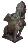 PALACETE CAXIAS - GRANDE E MAJESTOSA ESCULTURA EM BRONZE ESTILO E ÉPOCA IMPERIO FRANCES APRESENTANDO FIGURA DE ESFIGIE SEGUNDO MODELO GREGO COM CABEÇA DE MULHER E CORPO DE LEÃO ALADO. UM FABULOSO ORNAMENTO DE JARDIM COM LINDA PATINA ANTIGA.. AS ASAS DA BESTA SÃO ARQUEADAS E SIMÉTRICAS DOTADAS DE PENAS VOLTADAS PARA TRÁS. A PARTE POSTERIOR EXIBE A MUSCULATURA E OS QUADRIS CARACTERÍSTICOS DE UM LEÃO SENTADO, ALUDINDO GUARDA, REFORÇA O CARATER DE POSIÇÃO DE GUARDA A CAUDA REBOLHIDA RENTE A BASE. A CABEÇA É RECOBERTA POR UM VÉU ESTILIZADO CHAMADO NEMES QUE DESCE PELAS COSTAS DA CRIATURA EM LINHAS VERTICAIS INTEGRANDO A CABEÇA AO CORPO. GUARNECEU OS JARDINS DO PALECETE DO DUQUE DE CAXIAS NA RUA CONDE DO BONFIM. O PALACETE FOI FOI UMA DAS RESIDÊNCIAS ARISTOCRÁTICAS MAIS IMPONENTES DA TIJUCA NO SÉCULO XIX. O CASARÃO NÃO ERA APENAS UMA MORADIA, MAS UM SÍMBOLO DO PRESTÍGIO POLÍTICO E MILITAR DO MARECHAL LUÍS ALVES DE LIMA E SILVA. SEGUIA AS LINHAS DE ARQUITETURA NEOCLÁSSICA TÍPICAS DO SEGUNDO REINADO. APRESENTAVA JANELAS EM ARCO E UMA IMPONENTE ESCADARIA FRONTAL. POSSUÍA UMA VASTA CHÁCARA ARBORIZADA NOS FUNDOS E NAS LATERAIS.  O PALACETE RECEBEU VISITAS FREQUENTES DO IMPERADOR DOM PEDRO II.  ERA O LOCAL ONDE CAXIAS ARTICULAVA ESTRATÉGIAS MILITARES E POLÍTICAS. APÓS A MORTE DO DUQUE, O IMÓVEL PASSOU POR VÁRIOS DONOS E UTILIDADES ATÉ SOFRER UM INCÊNDIO TRÁGICO EM 1976. A ESTRUTURA FICOU COMPLETAMENTE COMPROMETIDA E ACABOU SENDO DEMOLIDA.FRANÇA, SEC. XIX. 67 X 97 CM NOTA: A Esfinge Grega é uma criatura mitológica alada com corpo de leão, cauda de serpente e cabeça/busto de mulher. Diferente da versão egípcia (que era um símbolo benevolente de proteção), a esfinge grega era um monstro implacável associado à morte, ao perigo e aos enigmas. Na mitologia grega, ela era filha de dois monstros terríveis: Tifão e Equidna. Era também irmã de outras criaturas lendárias, como o Cérbero (cão de três cabeças) e a Hidra de Lerna. Enviada pela deusa Hera para castigar a cidade de Tebas, a esfinge guardava a entrada da cidade e devorava qualquer viajante que não conseguisse resolver seu enigma: "Qual é o animal que pela manhã tem quatro pés, ao meio-dia tem dois e à tarde tem três?  herói Édipo espondeu que o animal era o ser humano: Manhã (infância): Engatinha com quatro apoios. Meio-dia (idade adulta): Anda sobre duas pernas.Tarde/Noite (velhice): Usa uma bengala (o terceiro pé). Derrotada e envergonhada por ter seu enigma decifrado, a esfinge jogou-se de um penhasco e morreu. O uso da imagem da esfinge no Império Francês (particularmente durante o Primeiro Império de Napoleão Bonaparte, entre 1804 e 1815) transformou-se em uma verdadeira obsessão estética e política. No mobiliário do Estilo Império, a esfinge deixou de ser um mero enfeite mitológico. Ela passou a decorar braços de poltronas, pernas de mesas e relógios feitos de bronze dourado e mogno. O objetivo era puramente ideológico: associar o governo de Napoleão à grandiosidade, sabedoria eterna e poder. Nos séculos XVII, XVIII e XIX arquitetos europeus resgataram a tradição de usar esfinges em pórticos de grandes palácios e jardins aristocráticos. A incorporação da esfinge grega na arte francesa gerou uma das fusões estéticas mais curiosas da Europa Ocidental. Enquanto o Egito inspirava monumentos de poder geopolítico, a versão grega (alada, estritamente feminina, sedutora e enigmática) foi totalmente reinventada pelos artistas franceses ao longo dos séculos. Na língua francesa, o termo sphinx costuma ser reservado para a figura masculina tradicional do Egito. Para designar a criatura grega  com cabeça/busto de mulher e corpo de leão , os franceses criaram o termo feminino "Sphinge". Na corte, elas perderam o aspecto aterrorizante e ganharam rostos aristocráticos, penteados parisienses da moda, brincos de pérolas e colares sofisticados. As primeiras aparições dessa criatura na arte francesa ocorreram entre as décadas de 1520 e 1530 na Escola de Fontainebleau. Inspirados pelas decorações grotescas da Domus Aurea de Nero redescobertas em Roma, os artistas franceses do Maneirismo misturaram a esfinge a arabescos detalhados para decorar tetos e tapeçarias reais. O Sorriso Irônico de Versalhes: No auge do Barroco, o rei Luís XIV encomendou esfinges de mármore para os jardins do Palácio de Versalhes (esculpidas por artistas como Jacques Houzeau e Louis Lerambert). Essas estátuas exibem um sorriso sutil, levemente irônico, e corpos felinos altamente naturalistas. Elas serviam para lembrar os visitantes da corte sobre a sagacidade e a inteligência necessárias para sobreviver aos jogos políticos do palácio. A Sensação do Salão de Paris (1864): No século XIX, o pintor simbolista Gustave Moreau resgatou o mito original de forma visceral com a obra Édipo e a Esfinge. A pintura causou grande impacto no Salão de Paris porque a criatura grega foi retratada cravando as garras agressivamente no peito de Édipo, misturando sensualidade e morte. A Esfinge como a "Femme Fatale": Para a literatura e as artes visuais francesas do final do século XIX, a esfinge grega tornou-se a metáfora perfeita para a emergente figura da femme fatale (mulher fatal). Artistas como Charles Baudelaire, em sua célebre obra As Flores do Mal (1857), usavam o enigma da criatura como símbolo do mistério feminino, do desejo destrutivo e dos segredos da mente humana.