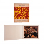 PABLO PICASSO  GRABADOS AL LINOLEO   EX COLEÇÃO DR. ANTONIO BERNARDES DE OLIVEIRA (COM EX LIBRIS). EDIÇÃO RARISSIMA COM  APENAS 520 EXEMPLARES PRODUZIDOS ESTE RECEBEU O NUMERO 87. NO FINAL DOS ANOS 1950 E INÍCIO DOS ANOS 1960, JÁ COM MAIS DE 70 ANOS E MORANDO NO SUL DA FRANÇA (EM VALLAURIS), PICASSO SE APAIXONOU PELA TÉCNICA DO LINÓLEO (REVESTIMENTO DE PISO EMBORRACHADO USADO PARA FAZER MATRIZES DE GRAVURA). ESTE LIVRO REÚNE AS 45 LINOGRAVURAS CRIADAS POR ELE NESSE PERÍODO HIPERPRODUTIVO. STA EDIÇÃO EM ESPANHOL (GRABADOS AL LINOLEO) FOI PUBLICADA ORIGINALMENTE PELA EDITORIAL GUSTAVO GILI (BARCELONA), EM COLABORAÇÃO COM A EDITORA ALEMÃ GERD HATJE (ESTÚDIO QUE COORDENOU A ICÔNICA EDIÇÃO ORIGINAL DE 1962,LINOLSCHNITTE). ACOMPANHA A SOBRECAPA ORIGINAL. AS LINOGRAVURAS ORIGINAIS: FORAM AS MATRIZES DE LINÓLEO TALHADAS À MÃO POR PABLO PICASSO ENTRE 1958 E 1961, IMPRESSAS EM TIRAGENS LIMITADAS (GERALMENTE DE 50 EXEMPLARES) ASSINADAS E NUMERADAS PELO ARTISTA. UMA ÚNICA GRAVURA ORIGINAL DESSAS HOJE VALE DEZENAS DE MILHARES DE DÓLARES. APÓS ISSO A CHAPA QUE PRODUZIU AS LINOGRAVURAS FICOU INSERVÍVEL PORQUE O PROCESSO DE IMPRESSÃO AS DESTRUIU.   PARA PRODUZIR ESTE LIVRO EM 1962, A EDITORA TRABALHANDO COM AUTORIZAÇÃO EXPRESSA DE PABLO PICASSO   UTILIZOU PROCESSOS GRÁFICOS INDUSTRIAIS SOFISTICADOS PARA FOTOGRAFAR E TRANSFERIR AS IMAGENS DAS LINOGRAVURAS ORIGINAIS PARA AS CHAPAS DE IMPRESSÃO. O OBJETIVO ERA CRIAR UM LIVRO DE ARTE QUE REPRODUZISSE COM A MÁXIMA FIDELIDADE POSSÍVEL O RELEVO VISUAL, AS TEXTURAS E AS CORES SOBREPOSTAS QUE PICASSO ALCANÇOU NO LINÓLEO. 40 X 33 CMNota: A série de gravuras conhecida como "Grabados al Linóleo" (ou Linogravuras) representa uma das fases mais inventivas e coloridas de Pablo Picasso. Produzida primariamente entre o final dos anos 1950 e 1968, a coleção destaca o domínio técnico e a ousadia do artista espanhol já em idade avançada. Picasso começou a explorar a gravura em linóleo  material de baixo relevo que permite cortes diretos e expressivos  para adicionar cores vibrantes à sua obra gráfica. Em vez do método tradicional que exigia um bloco de linóleo diferente para cada cor, ele revolucionou o processo ao usar apenas um bloco para imprimir todas as camadas de tinta.  As incomuns e primorosamente impressas "Linogravuras" de Picasso, que marcaram o início de um novo período para ele como artista. As gravuras foram feitas esculpindo parte da superfície de uma folha de linóleo e, em seguida, entintando e imprimindo a superfície restante. Picasso começou a criar linogravuras para dar à cor um papel mais proeminente em seu trabalho gráfico, tendo anteriormente considerado-a um meio secundário. Suas linogravuras surgiram de um desejo de adaptar conceitos artísticos anteriores a um novo meio e ele rapidamente alcançou resultados originais que não eram secundários aos seus trabalhos anteriores. Inspirado pelas memórias das touradas de sua juventude em Arles e Nîmes, Picasso concentrou-se nesse tema em suas xilogravuras produzidas no outono de 1959. Apesar de não ter assistido a touradas na Espanha por muitos anos, ele sentiu sua influência depois que a cidade de Vallauris permitiu as touradas sob regras revisadas em 1954. Não se sabe exatamente como e quando Picasso se interessou pela técnica do linóleo. Talvez tenha sido como o episódio de 1957, quando ele caprichosamente terminou sua obra "L'Arlésienne"* com penas de pombo recolhidas do chão de sua casa, "La Californie". Deve-se presumir, conhecendo como conhecemos os métodos de trabalho de Picasso, que seu interesse pela técnica do linóleo derivou de algum incidente insignificante, porém real, bem como de uma resposta a uma profunda necessidade artística. Os desenhos suaves e flexíveis em tinta da Índia e lápis litográfico para a série "Tauromaquia", que definiram o tom para as subsequentes gravuras em linóleo, revelam uma diferença, algo notavelmente novo e original. Os desenhos a tinta, em particular, apontam para composições densas e sem modelagem, mais nítidas e concisas (sua semelhança com um efeito de silhueta é certamente significativa). Quando iniciou a série de gravuras em linóleo, o artista já estava preparado com uma ampla gama de procedimentos que adaptariam seus temas às áreas planas e extensas inerentes a esse meio. Embora Picasso tivesse feito apenas algumas xilogravuras no passado, ele adotou imediatamente uma abordagem resoluta e robusta à nova técnica e interpretou da maneira mais ampla possível as regras de entalhe de um material tão maleável. Princípios formais que incorporam linhas e superfícies, bem como elementos pictóricos e decorativos, são aplicados livremente para criar gravuras que às vezes são produzidas a partir de uma combinação de vários blocos de cor individuais ou, mais frequentemente, de um único bloco de linóleo que foi cortado e recortado. Outras cores, como marrons e pretos, que lembram a pintura de vasos gregos, tornaram-se o esquema de cores dominante, permitindo uma gama limitada de variações cromáticas. Como de costume, Picasso desenvolveu intuitivamente técnicas que esgotaram as possibilidades do meio. Para explorar as obras de Picasso nesta técnica, consulte os catálogos oficiais do Museu Picasso de Barcelona ou os exemplares disponíveis no acervo do Metropolitan Museum of Art. As gravuras são profundamente autobiográficas e refletem as paixões da vida de Picasso: Touros e Touradas: Reminiscências de sua juventude na Espanha e fascínio contínuo pela figura do touro e do minotauro. A Bacanal: Cenas festivas e mitológicas em homenagem a Baco, repletas de músicos e dançarinos. Retratos e Mulheres: Figuras femininas, especialmente sua esposa e musa Jacqueline Roque, além da retratação de artistas clássicos como El Greco. A Inovação Técnica: A chamada técnica de linóleo de redução foi desenvolvida com a colaboração do impressor Hidalgo Arera, resultando no estilo ousado que Picasso aplicava nas gravuras: Primeira impressão: O bloco de linóleo é inicialmente cortado e impresso com a cor base (geralmente clara). Corte progressivo: Picasso voltava a esculpir no mesmo bloco, removendo áreas que desejava manter na cor anterior, e imprimia a nova camada por cima. Alto risco: Como o mesmo bloco era destruído a cada nova etapa de corte, o processo não permitia erros, resultando em sobreposições precisas e texturas ricas. Essa abordagem exigia improvisação e confiança extrema, permitindo que ele criasse obras ricas em contrastes e cores sólidas, características também presentes em seus trabalhos de cerâmica