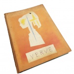 PABLO PICASSO  VERVE NUMERO 29 E 30 -  "SUITE DE 180 DESSINS DE PICASSO".  EX COLEÇÃO DR. ANTONIO BERNARDES DE OLIVEIRA (1901-1981). LIVRO DE ARTISTA PUBLICADO EM 1954 EM PARIS POR TÉRIADE, É UMA EDIÇÃO DUPLA HISTÓRICA INTEIRAMENTE CONSAGRADA A PABLO PICASSO. INTITULADA "SUITE DE 180 DESSINS DE PICASSO", ELA REÚNE OS DESENHOS REALIZADOS PELO ARTISTA ESPANHOL ENTRE 28 DE NOVEMBRO DE 1953 E 3 DE FEVEREIRO DE 1954.  CONTÉM 16 LITHOGRAFIAS COLORIDAS ORIGINAIS DO ARTISTA (INCLUINDO A CAPA E CONTRACAPA) PRODUZIDAS ESPECIALMENTE PARA ESTA EDIÇÃO  E 164 HELIOGRAFIAS EM PRETO E BRANCO A PARTIR DE DESENHOS ORIGINAIS DE PICASSO. A CAPA É ARTE LITOGRÁFICA ORIGINAL DESENHADA PELO PRÓPRIO PICASSO ESPECIALMENTE PARA O VOLUME COM UMA MARCANTE COLAGEM LITOGRÁFICA REPRESENTANDO A SILHUETA DE SYLVETTE DAVID, A JOVEM QUE SE TORNOU A GRANDE MUSA DE PICASSO NAQUELE PERÍODO.   PRODUZIDO NAS OFICINAS DE MOULOT FRERES. ELA REÚNE OS DESENHOS REALIZADOS PELO ARTISTA ESPANHOL ENTRE 28 DE NOVEMBRO DE 1953 E 3 DE FEVEREIRO DE 1954. INCLUI ENSAIOS PROEMINENTES COMO "PICASSO ET LA COMÉDIE HUMAINE OU LES AVATARS DE GROS-PIED" DE MICHEL LEIRIS, ALÉM DE PREFÁCIOS E TEXTOS DE TÉRIADE E REBECCA WEST. ESSA PUBLICAÇÃO É CONSIDERADA UM MARCO NO MERCADO DE LIVROS DE ARTISTA DO SÉCULO XX POR DOCUMENTAR UM PERÍODO DE INTENSA E ÍNTIMA PRODUÇÃO GRÁFICA DE PICASSO. EDITADO PELO RENOMADO TÉRIADE (ÉDITIONS DE LA REVUE VERVE, PARIS). A CONCEPÇÃO ARTÍSTICA DA CAPA E TODO O MIOLO SÃO DE AUTORIA DE PABLO PICASSO (18811973), ACOMPANHADOS POR UM INFLUENTE TEXTO CRÍTICO DO ESCRITOR FRANCÊS MICHEL LEIRIS.NOTA: No final de 1953, após a dolorosa separação de sua companheira Françoise Gilot, Picasso refugiou-se em seu ateliê em Vallauris, no sul da França. Em um surto de criatividade febril que durou apenas nove semanas, ele produziu 180 desenhos íntimos e confessionais que exploravam a velhice, o desejo, o papel do artista e sua relação com a modelo. Tériade reuniu essa produção histórica neste volume duplo da Verve, permitindo que o público de época e colecionadores tivessem acesso imediato ao diário visual do artista. Picasso septuagenário, isolado no calor mediterrâneo de Vallauris, lidando com a solidão através de traços rápidos no papel. De repente, surge em sua vida a jovem Sylvette David, com seu rabo de cavalo alto e elegância natural, tornando-se o farol que iluminou aquela fase de transição. A capa deste livro, estruturada como uma colagem minimalista (papier découpé), captura a essência dessa musa. Com cortes limpos e sutis toques de giz azul e amarelo sobre um fundo em degradê alaranjado, Picasso sintetiza a juventude e a leveza de Sylvette, provando que sua genialidade gráfica continuava impecável e em constante renovação. Raridade: Este número duplo (29-30) é considerado um dos pontos mais altos de toda a trajetória da revista Verve. A presença das litografias originais de Picasso de 1954 faz com que este livro seja frequentemente desmontado por marchands para venda de gravuras avulsas, o que torna os exemplares completos e preservados em sua encadernação original cada vez mais raros e valiosos no mercado de colecionismo. A Verve foi uma das mais lendárias e luxuosas revistas de arte e literatura do século XX, fundada em Paris em 1937 pelo influente editor grego Tériade (Estratios Eleftheriades). Publicada até 1960 com um total de 38 edições (distribuídas em 26 volumes), seu objetivo principal era fundir a alta literatura com as artes visuais mais vanguardistas da época, utilizando técnicas de impressão gráfica de altíssima qualidade.