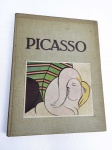 PICASSO  - BY JEAN CASSOU  EX COLEÇÃO DR. ANTONIO BERNARDES DE OLIVEIRA COM EX LIBRIS. PRIMEIRA EDIÇÃO AMERICANA   1940. ESTA OBRA FOI ORIGINALMENTE PUBLICADA EM 1940 PELA RENOMADA EDITORA THE HYPERION PRESS (NOVA YORK / LONDRES / PARIS). A CAPA DESTACA A FAMOSA PINTURA CUBISTA DE PABLO PICASSO INTITULADA "MULHER COM CABELO AMARELO" (FEMME AUX CHEVEUX JAUNES), PINTADA ORIGINALMENTE PELO ARTISTA ESPANHOL EM DEZEMBRO DE 1931. JEAN CASSOU (TRADUZIDO PARA O INGLÊS POR MARY CHAMOT).ANO DE PUBLICAÇÃO: 1940 (COM ALGUMAS REIMPRESSÕES POSTERIORES NA MESMA DÉCADA).CONTEÚDO: TRATA-SE DE UMA MONOGRAFIA E CATÁLOGO CRÍTICO SOBRE AS FASES INICIAIS E O DESENVOLVIMENTO CRIATIVO DE PICASSO, REUNINDO ENSAIOS HISTÓRICOS E DEZENAS DE PRANCHAS E REPRODUÇÕES DE SUAS PINTURAS. EUA, 1940. 33,5 X 26 CMNOTA: O livro foi impresso na França pouquíssimo tempo antes da invasão alemã em 1940. : O regime nazista considerava o cubismo de Picasso como "arte degenerada".  Muitos exemplares da edição original francesa foram confiscados ou destruídos pelas forças de ocupação.  A versão em inglês foi salva porque as matrizes de impressão foram enviadas às pressas para o Reino Unido antes da queda de Paris.  Jean Cassou não era apenas um crítico; ele era amigo próximo e confidente de Picasso.  Essa proximidade permitiu a Cassou analisar detalhes íntimos do processo criativo do pintor.  Durante a guerra, enquanto Picasso permaneceu isolado em Paris, Cassou tornou-se um herói ativo da Resistência Francesa. Foi um dos primeiros livros de grande circulação a misturar gravuras coloridas coladas manualmente com reproduções em preto e branco. Devido à destruição das cópias em Paris, a primeira edição francesa de 1940 é hoje uma das mais raras e caras sobre o artista.