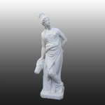 ANFRITITE  GRANDE E MAGNIFICA ESCULTURA EM MÁRMORE REPRESENTANDO A DEUSA ANFRITITE RAINHA SOBERANA DOS OCEANOS QUE EXERCE O PODER PODER ABSOLUTO SOBRE AS ÁGUAS E AS CRIATURAS MARINHAS AO LADO DE SEU MARIDO, POSEIDON. ANFRITE É APRESENTANDA VESTINDO TÚNICA, CINGINDO COROA REAL E TEM A MÃO SOBRE A CABEÇA DE UM CAVALO MARINHO. UMA ESCULTURA MAGNIFICA, DE GRANDE DIMENSÃO! ITALIA, SEC. XIX. 127 CM DE ALTURA. NOTA: Anfitrite é uma nereida, filha de Nereu (o velho do mar) e da oceânide Dóris. Ao contrário de Poseidon, que representa a fúria das tempestades e dos terremotos, ela simboliza o mar calmo, a fertilidade das águas e o sustento da vida marinha.  Homero a descreve como a divindade que comanda as grandes ondas e alimenta os monstros que habitam os abismos do oceano. Para escapar das investidas de Poseidon, ela fugiu para as Montanhas de Atlas. Foi encontrada por um golfinho, que a convenceu a aceitar o casamento.  Tomada de ciúmes pela ninfa Cila, Anfitrite envenenou as águas de seu banho com ervas mágicas, transformando-a em uma criatura terrível com doze pés e seis cabeças. Seu filho mais famoso é Tritão, o deus metade homem e metade peixe que utiliza uma concha de búzios como trombeta para acalmar ou agitar o mar.
