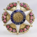 iMPERIAL ORDEM DA ROSA RARA- PLACA PEITORAL DA ORDEM DA ROSA GRAU DE COMENDADOR. CONFECCIONADA EM OURO, PRATA  DOURADA E ESMALTES. UMA ESTRELA DE SEIS PONTAS, ESMALTADA DE BRANCO E MAÇANETADA NAS BORDAS, ASSENTE SOBRE UMA GRINALDA DE ROSAS FOLHADAS EM SUA COR NATURAL APLICADAS EM ESMALTE. NO DISCO CENTRAL O MONOGRAMA A P (AMÉLIA E PEDRO), CINTURADO PELA LEGENDA AMOR E FIDELIDADE APLICADOS SOBRE ESMALTE AZUL. FREQUENTEMENTE VEMOS AS MEDALHAS NOS DIVERSOS GRAUS MAS POUCAS PLACAS PEITORAIS SUBSISTIRAM AOS NOSSOS DIAS. SEC. XIX. 6 CM DE DIAMETRO. 41,7 GNOTA: Sobre a beleza da Ordem da Rosa, talvez uma das mais lindas condecorações do mundo, há um caso interessante a se contar sobre a condecoração do Grão Duque Aleixo Alexandrovich Romanov, filho do Czar Alexandre II da Rússia. Em 1872 o Imperador Dom Pedro II recebeu a Ilustre visita do Grão Duque Aleixo Alexandrovich Romanov, filho do Czar Alexandre II da Rússia, que abordo da Corveta Svetlana foi recebido pela Família Imperial Brasileira com um Jantar no Palácio de São Cristóvão. O almirante von Kraemer, comandante da fragata a cujo bordo estava o grão-duque, nos dá o testemunho da vida retraída que levava a familia imperial. Nas cartas que escrevia do Rio á mulher, êle se queixava do quase completo esquecimento em que ficara o Grão-Duque no Rio, que só fôra distinguido pela familia imperial com um jantar em São Cristóvão. Von Kraemer descreve esse jantar: êle, o Grão-Duque, seus companheiros de bordo e a familia imperial sentados num dos lados da mesa; os Ministros e dignitarios do Paço no outro lado. "Todo o jantar foi pôsto sobre a mesa, e servido com simplicidade comida frugal sem pompa alguma. Felizmente que tudo logo terminou, porque no fim de vinte minutos estava findo o jantar. O Imperador propôs um brinde á saúde do Grão-duque, e se levantou tão depressa da mesa que não deu tempo de se responder ao brinde, nem de esvasiar o ,unico e magro copo de champagne.  Saímos da mesa em procissão, esfomeados e indignados, pois tínhamos vindo com a pretenção legitima de tem um jantar delicioso no palacio de Suas Majestades Imperiais do Brasil. Após o jantar o imperador brasileiro concedeu o Romanov a Ordem Imperial de Dom Pedro I. Alexei pareceu um pouco desapontado e disse que esperava receber a Ordem Imperial da Rosa, e que nunca tinha visto uma ordem mais bonita. Pedro II graciosamente concedeu-lhe então ambas as ordens. O Grão-Duque Alexei Alexandrovich, em 1871 foi enviado como embaixador de boa-vontade numa viagem a América e Ásia. Esteve em várias regiões dos Estados Unidos da América (como por exemplo em Nebraska, para uma caçada de búfalos com o famoso Búfalo Bill, em  New Orleans, Cuba (chegou a Havana no dia 29 de Fevereiro de 1872)  e Brasil (Rio de Janeiro onde chegou a 3 de Junho de 1872). Seguiu para o Sudoeste Asiático passando por Cape Town (África), Batavia e Singapura