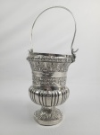 NOSSA SENHORA DELLA NEVE  - REINO DAS DUAS SICÍLIAS CIDADE DE NÁPOLES  CALDEIRA LITÚRGICA EM PRATA DE LEI COM MARCAS PARA CIDADE DE NÁPOLES INCLUNIDO A CRUZ ADOTADA NO REGULMENTO DE 1830 PARA SER EMPREGADO EM PEÇAS LITURCAS. EXIMIA DECORAÇÃO FLORES E LAURÉIS RELEVADOS. JUNTO A BASE UM BOJO GOMADO. CONTEM INSCRIÇÃO AMARANTA DELLA NEVE IBIS DELLA FELCE. FAZ ALUSÃO A VIRGEM MARIA EM SUA DEVOÇÃO NOSSA SENHORA DELLA NEVE  . AMARANTA DELLA NEVE É UMA PLANTA ETERNA QUE NÃO MURCHA E A EXPRESSÃO DELLA NEVE ALUDE AO BRANCO DA PUREZA. A SEGUNDA PARTE DA FORMULA IBIS DELLA FELCE TEM TAMBÉM UM SIGNIFICADO LIGADO A PURERA. O ÍBIS ERA FAMOSO NOS BESTIÁRIOS MEDIEVAIS POR USAR SEU LONGO BICO PARA BEBER APENAS A ÁGUA MAIS PURA E POR LIMPAR O AMBIENTE DEVORANDO COBRAS (SÍMBOLOS DO PECADO). SE A INSCRIÇÃO ESTÁ EM UM CÁLICE OU VASO DE ÁGUA SAGRADA, ELA REPRESENTA A "LIMPEZA ABSOLUTA DA ALMA". SIGNIFICA QUE O CONTEÚDO ALI DENTRO PURIFICA O PECADOR, DESTRUINDO O MAL OCULTO. ITALIA, DEC. 1830. 30 CM DE ALTURA  (CONSIDERANDO A ALÇA) 300 GNOTA: O Milagre da Neve é uma famosa tradição católica sobre a fundação da Basílica de Santa Maria Maggiore, em Roma. Segundo a lenda, na noite de 4 para 5 de agosto do ano 358, a Virgem Maria apareceu em sonhos ao Papa Libério e a um nobre patrício romano chamado João. Ela pediu que construíssem uma igreja no local exato onde encontrassem neve na manhã seguinte. Em pleno verão romano, o topo do Monte Esquilino amanheceu coberto de neve fresca. O Papa Libério desenhou o perímetro da basílica na neve, e o nobre João financiou a construção. Até hoje, todo dia 5 de agosto, uma chuva de milhares de pétalas brancas é lançada do teto da basílica para recriar o milagre.