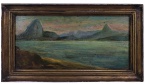 GRUPO GRIMM  ACADEMIA IMPERIAL DE BELAS ARTES -  VISTA DO RIO DE JANEIRO A PARTIR DA PRAIA DE BOA VIAGEM EM NITEROI. OSM ASSINADO E DATADO 1885. DO OUTRO LADO DA BAHIA DA GUANABARA AVISTA-SE O CORCOVADO, O PÃO DE AÇUCAR E A SERRA DA CARIOCA AO CENTRO E A PEDRA DA GÁVEA E PEDRA BONITA NO EXTREMO DIREITO. GRUPO GRIMM É A DENOMINAÇÃO QUE SE DÁ A UM GRUPO DE ARTISTAS PINTORES, QUE SAÍDOS DA ACADEMIA IMPERIAL DE BELAS ARTES, SE REUNIAM NA PRAIA DA BOA VIAGEM, EM NITERÓI, PARA PINTAR AO AR LIVRE, SOB A ORIENTAÇÃO DO ALEMÃO GEORG GRIMM. ESTE GRUPO MUDOU O PARADIGMA DAS PINTURAS DE BATALHA COMO MODELO DE ARTE PICTÓRICA E INTRODUZIU PELA EXPLOSÃO DAS CORES TROPICAIS QUE SALPICARAM AS TELAS RETRATNDO A EXUBERÂNCIA DA PAISAGEM CARIOCA.  DEPOIS DE GRIMM A PINTURA NO BRASIL NUNCA MAIS SERIA MESMA E PERCEBE-SE ATÉ NA RUPTURA DOS MODERNISTAS DE 22, A MATIZ DOS CONCEITOS GRIMMISTAS. RIO DE JAN EIRO, 1885. 27 X 14,5 CMNOTA: No Brasil desde a década de 1880 as pinturas de paisagem e também as de gênero passaram a ter maior destaque, com a atuação dos pintores ligados ao Grupo Grimm e também com a presença de artistas recém-chegados de estágios europeus como os irmãos Bernardelli e Belmiro de Almeida. O crítico carioca Félix Ferreira comentou no livro Belas artes: estudos e apreciações, de 1885, sobre a crescente valorização da pintura de gênero e da paisagem. O Grupo Grimm foi um importante movimento artístico brasileiro do século XIX, liderado pelo pintor alemão Georg Grimm. Entre 1884 e 1886, esses artistas revolucionaram a pintura de paisagem no país ao romper com o método acadêmico engessado da época e adotar a pintura ao ar livre. O grupo nasceu quando Georg Grimm, professor da Academia Imperial de Belas Artes (Aiba), bateu de frente com a direção da instituição. Ele e seus alunos insatisfeitos abandonaram a Academia para pintar a luz natural e as paisagens costeiras. As praias de Niterói, especialmente a Praia da Boa Viagem e arredores, eram o principal cenário dos encontros do grupo. O sucesso e a metodologia ao ar livre foram tão disruptivos que, após a saída de Grimm, o ensino de pintura de paisagem foi praticamente extinto da Academia por anos, já que os professores se recusavam a trabalhar sob o sol. A maior parte dos estudiosos de arte do século XIX no Brasil considera a Exposição da Academia de Belas Artes de 1884 como um marco, na medida em que apresentou os trabalhos de Georg Grimm e dos artistas ligados a ele, associados à renovação da pintura de paisagem no país. A Exposição da Academia de Belas Artes de 1884 viria consolidar o prestígio de Grimm e consagrar o recente prestígio da pintura de paisagem, em relação à de história. Foram premiados com medalha de ouro os pintores Grimm, Driendl e Castagneto. A saída de Grimm da Academia e a mudança para Niterói onde passou a orientar um grupo de artistas. SOBRE JOHAN GEORG GRIM: jovem alemão, pintor, com um início de vida bastante modesto e alguns poucos estudos artísticos, chegou ao Brasil aos 32 anos de idade, em 1878, cheio de disposição para o trabalho. Tudo é incerto para nós quanto aos primeiros anos de vida de Grimm. Segundo seus biógrafos, ele nasceu em Kempton, na Baviera, em 1846. Lutou com as maiores dificuldades, até poder transferir-se para Munique, onde frequentou a Academia de Belas Artes.  George  tinha um grande habilidade pelo desenho. Se um dia me for possivel dizia elle, sempre presumidamente irei a Munich estudar desenho  e serei um paisagista. Adoro a naturesa. ...  descendentes de Thomas Driendl, grande amigo do pintor, afirmam que teria ele viajado em busca de clima adequado para a convalescença de ferimentos e enfermidade decorrentes das campanhas da guerra de 1870; o crítico de arte brasileiro Luiz Gonzaga Duque Estrada afirma, em texto publicado no ano de 1909, que o artista obtivera prêmio de viagem aos países mediterrâneos; mas, na inexistência de provas documentais a esse respeito, será mais adequado supor que o temperamento de Grimm tenha atendido à atração que a Itália e o Mediterrâneo exerciam sobre os artistas alemães, como já ocorrera, por exemplo, com Hans von Marées, Böcklin e outros. Além disso, a unidade da Alemanha após a guerra caracterizou-se pela violenta perseguição religiosa que Bismarck desencadeou através do Kulturkampf, e não terá sido por acaso que Grimm e Driendl professavam o catolicismo (e Driendl chegou ao Brasil como representante do Instituto de Pintura Religiosa de Munique de Rietzler), quando o objeto da perseguição foram os católicos e seu partido. A Itália e o Mediterrâneo, sem dúvida, foram um forte atrativo para esse jovem cheio de vigor, interessado em buscar outros cenários para inspirar suas pinturas. Os invernos rigorosos da Alemanha, a escassa luz do sol, a Floresta Negra  com cores sombrias  todos esses pontos reunidos  devem ter sido argumentos bem decisivos na hora de fazer as malas. A maior bagagem que levou de sua terra, essa Alemanha que ele nunca mais voltaria a ver, foi incontestavelmente o aprendizado rigoroso da arte da pintura. A disciplina e a exigência de muitos mestres deixaram marcas profundas em sua personalidade. Em 1868, quando iniciou seus estudos em Munique, o ambiente artístico alemão era essencialmente romântico. Inebriado pela sensação de liberdade que facilitava infindáveis pesquisas de efeitos novos, os artistas produziam em larga escala, procurando diferentes motivos. A geração de Grimm foi a de pintores plein air, ao mesmo tempo românticos e realistas, da segunda metade e fim do século passado. Foi justamente imbuído desse espírito de liberdade, de busca de novas sensações, que Grimm saiu à procura de outras terras, de outras cores e de paisagens desconhecidas. Sempre compreendeu assim a sua profissão de paisagista: viajando. O nomadismo, que lhe roía as entranhas, levou-o, depois, a percorrer a África do Norte, de onde atravessou o Atlântico rumo ao Brasil. Durante sete anos viajou e fixou, em telas e aquarelas, vistas e tipos característicos dos lugares por onde passou. Chegou ao Rio de Janeiro com essa impressionante coleção de telas, aquarelas, desenhos, esquemas e estudos, verdadeiro documentário, a que o crítico de arte e pintor Gonzaga Duque refere-se como uma viagem à volta do mundo. Em 1878, o estudo das artes no Brasil, apenas iniciava-se, cercado de cuidados para que seus alunos não saíssem dos moldes Acadêmicos. Qualquer iniciativa, fora desses parâmetros era interceptada e nada deveria perturbar a ordem reinante na Academia Imperial de Belas Artes, que se mantinha fiel ao estilo francês tradicional. Os artistas brasileiros ao voltarem da Europa, poucas notícias traziam das inovações por lá ocorridas. Em 1882, após quatro anos de residência e elaboração de trabalhos no Brasil, Grimm expôs suas telas no Liceu de Artes e Ofícios, obtendo enorme sucesso. O público habituado às cores sombrias e temas Neoclássicos deslumbrou-se com a exuberância que percebeu nos quadros. Grimm foi aclamado pela crítica e brotou daí a necessidade, quase imperiosa, de passar aos pintores brasileiros essas técnicas tão pouco divulgadas por aqui. Gonzaga Duque, em 1888, comenta essa exposição em seu livro Arte Brasileira: Foi na exposição de 82 promovida pela Sociedade Propagadora das Belas Artes, que nos apareceu o paisagista alemão. Em uma das Salas do Liceu de Artes e Ofício, reuniu e suspendeu aos muros uma notável bagagem artística. Ali expôs ele tudo quanto possuía em trabalhos. Paisagens de Capri e vistas de Roma, marinhas de Gênova e Jardins de Florença, cantos da natureza da Alemanha e estudos da natureza da África, estradas de Túnis e vilas do Brasil, uma mesquita de Constantinopla e um portão de Alhambra, pirâmides do Egito e panoramas de Portugal. Em duas, três ou cinco horas fazia-se em frente de suas telas, uma viagem ao redor do mundo. A natureza dos países em que Jorge Grimm esteve nos aparecia irradiante de luz e de cor, diante dos nossos olhos vadios, acostumados às tintas pálidas, anêmicas, miseravelmente doentias da maior parte dos nossos paisagistas. Por essa ocasião, as inovações dos românticos impunham-se à Academia, muito pouco flexível e nada propensa a adaptar-se a novos caminhos. Com a entrada de Grimm para o corpo docente da Academia Imperial de Belas Artes, foi dado um grande passo para o desabrochar da pintura de paisagem no Brasil. O mestre alemão passou a ocupar este cargo devido ao reconhecimento público do valor de suas obras. Teve como mérito principal apresentar a paisagem, antes simples pano de fundo, como um dos gêneros mais ricos e inspiradores, despertando interesses. Logo em seguida à sua entrada na Academia assume como mestre, a cadeira de Paisagem, Flores e Animais e leva seus alunos para fora das salas, afim de que sintam a natureza, emocionem-se e passem para a tela seus sentimentos e emoções. Isto é uma atitude romântica. Começou assim, a procura de rumos novos, a fuga do que era imposto, frio e apenas copiado de estampas, para entrar numa dimensão nova. No entanto, as obras desses primeiros paisagistas não abandonaram completamente os traços acadêmicos. A própria pintura de Grimm tem suas bases no desenho, na linha. A visão linear procura o sentido do objeto no seu contorno; distingue nitidamente uma forma da outra. A linha acentua as margens da forma, os limites firmes aos quais tudo se adapta, se subordina. É, pois uma concepção de forma fechada, onde a clareza absoluta e uma certa autonomia se fazem sentir. É racional na medida em que o traço, ao envolver a forma, faz uma representação objetiva, apreende e expressa os objetivos em suas contingências fixas e palpáveis.  Acreditava Grimm que a perfeição do desenho era a base para a boa pintura e esta se completava com a ajuda da observação da natureza. O contorno firme dos corpos transmite uma impressão de segurança, quando luz e sombras se adaptam às formas. Representação e objeto, idênticos na concepção linear, passam a sensação de tangibilidade, de beleza material, racional. Em Paisagem, de 1883, tela pintada por Grimm numa de suas viagens a Minas Gerais, quando ainda estava ligado à Academia, o desenho, a linha e a cor aparecem claramente. Cada nuança do verde pode ser sentida, assim como a aspereza da pedra e o recorte das árvores. Grimm observa os rochedos em detalhes, reproduzindo-os de maneira fiel para que cheguem ao espectador na sua forma permanente, mensurável e finita. Somente o estilo pictórico conhece a beleza do imaterial, do infinito. A estrutura composicional dos trabalhos de Grimm é portanto a linha, a cor e a forma naturalista. Procurou a natureza incansavelmente, recusando modelos padronizados e artificiais. A falta de emoção em sua pintura tem muito de simplicidade, e pode-se perceber que Grimm, não somente pintou a natureza, mas a amou muito. Numa atitude sem dúvida alguma romântica, recusa o ambiente artificial da cidade, embrenha-se no mato a procura de formas e cores autênticas. Entretanto não tem a mesma preocupação dos pintores de Barbizon com a psicologia das árvores e das nuvens com a atitude psicológica do homem moderno frente à natureza. Assume uma postura prática e sensível como a que se tem para com as coisas que se conhece profundamente. Sua proposta é inovadora, justamente quando entra no campo da paisagem, onde é soberano. A personalidade carismática de Grimm o leva a reunir um grupo de pintores que, sob sua orientação, saem para o campo objetivando desenvolver olhos sensíveis que sabem olhar e sentir. Estabelece um vínculo profundo, romântico entre seus alunos, o aprendizado e a profissão. O que os une, é uma amizade profunda que tudo supera visando um objetivo comum: tornarem-se pintores, dedicando-se à pintura de paisagem, aprendendo e identificando-se com a natureza. Esse vínculo é dito romântico pois está diretamente ligado ao projeto de trabalho em que se empenharam. Interpretam a natureza depois de muita observação, a fim de compreendê-la. Pintam segundo os ensinamentos de Grimm, constituindo o primeiro grupo de paisagistas brasileiros com concepções artísticas inovadoras. Essas inovações de Grimm, entretanto acabaram por perturbar a Academia de Belas Artes que se recusava a aceitar seus métodos. E lecionar em meio a tantos contratempos tornou-se impossível. A crise na Academia estabeleceu-se a partir dos seus projetos criativos, mas Grimm tinha plantado suas sementes em terrenos férteis. O pequeno grupo que com ele saiu da Academia continuou sua ação inovadora mantendo atividades independentes. Estabelecido em Niterói, o Grupo Grimm teve uma grande variedade de pontos de vista e horizontes distantes a seu dispor. A diversidade de aspectos da costa, a luminosidade intensa, as incríveis variações de cores tanto do mar quanto do céu e das pedras os surpreendiam a cada instante. O horizonte longíquo, unindo céu e mar, é mais do que uma expressão de abrangência, pois evoca a emoção do ilimitado. Procurando novas paisagens, o Grupo viajava, embrenhava-se pelo mato, adentrava florestas afastadas e deslumbrava-se com o litoral pitorescamente acidentado da costa fluminense. Em Vista da Ponta de Icaraí (1884) , aparecem céu e mar, em tonalidades claras, com muita luz, contrapondo-se às pedras e areia mais próximos e, no entanto, muito mais sombrios. As figuras humanas, e até os barcos próximos, são minimizados, enquanto que a rocha na extremidade esquerda do quadro nos conquista e impressiona. Grimm trabalha o branco, os meios tons e o volume sólido em contraponto. Vê-se que sua obra brota indiscutivelmente da terra, das pedras e não do céu ou do mar. Para Grimm o desenho era primordial. Seu estilo linear busca as formas sólidas, permanentes. As linhas, em Grimm, comandam a luz e as sombras, permanecendo como limites, representando as coisas como elas são. A impressão baseia-se em valores tácteis. As formas são por ele modeladas após o estudo de cada detalhe, de cada reentrância ou saliência. Os olhos percorrem o objeto como uma mão percorre um corpo. Só os rochedos, a terra, enquanto sólidos e permanentes, interessavam. O céu e o mar são movimento constante, e sua representação exigia olhos sensíveis que vão além do objeto material, penetrando nos domínios do imaterial. O mesmo se dá com a massa de folhagens. É difícil representá-las com base na concepção linear. A visão pictórica busca o movimento que ultrapassa o conjunto dos objetos. Nessa concepção as formas isoladas têm pouca importância; o decisivo é o conjunto onde a forma, a luz e a cor ganham efeito. A Grimm só interessava a forma real, a representação objetiva, como num esforço de domínio da nostalgia do homem e da exuberância do natural. Em Vista do Cavalão (1884), Grimm colocou toda a luz nas pedras do primeiro plano. A vegetação eleva-se em tons sombrios e um céu desbotado aparece como fundo. O tom amarelo, pálido nas nuvens, repete-se, intensificado na areia e nas rochas do chão. É a própria luz do sol que brinca com as diminutas figuras humanas em detalhes. Em Cabeceira do Rio Paquequer, trabalho de 1885, a beleza das grandes pedras se impõe e é o motivo central, o interesse primeiro do pintor. Nem as árvores, nem a água, nem o céu pálido, nada mereceu tanta atenção quanto a pedra, trabalhada em tonalidades múltiplas e formas detalhadas. Ela é elemento descritivo, formado por linhas regulares, claras, delimitadoras. Grimm encontrou nas rochas objeto natural propício à perspectiva linear. Subordinou o mundo visível à linha, que pode ser percebida em toda parte, mas apenas como limite de superfícies plasticamente sentidas e modeladas pelo sentido do tato. Em Rochedo da Boa Viagem (1887) , último quadro pintado por Grimm no Brasil, a importância da pedra com todos os seus recortes e tonalidades com claros e escuros observados minuciosamente, sobressai e domina o céu, o mar e os pescadores. A figura humana é diminuta onde a exuberância da natureza se impõe. Nada é tão importante quanto o rochedo. A pintura ao ar livre por si só não levaria a nada, não fossem as novas concepções e modelos de apreciação da paisagem que Grimm passava a seus discípulos. A observação exaustiva, como exercício de percepção visando a habilitar o pintor a afastar-se do padronizado, é a concepção romântica do subjetivo, da emoção individual que diferencia as obras desses pintores das produzidas pelos neoclássicos. A visão lúcida atinge o sentimento interno e transborda em traços e cores que recusam as cópias do padrão artificial. Na obra de Grimm vemos a excessiva preocupação com detalhes e a construção da paisagem fiel às observações da natureza. A isto lhe fizeram críticas severas, mencionando-se seguidamente a falta de emotividade e o rigor com que tratava os temas escolhidos. Luiz Gonzaga Duque Estrada, em 1909 escreve na revista Kosmos, que Grimm sabia olhar e sabia fazer. Mas, entre o olhar e o saber sentir, vai grande diferença. Antônio Parreiras, em seus relatos nos fala da obra do mestre como sendo impecável no desenho, justa na cor, embora metodicamente feita, sem entusiasmo e falha de sentimentos poéticos. Críticos de sua obra percebem o notável traço, a cópia quase fiel da natureza, o colorido por vezes vibrante; mas nada, além disso, transparece a emoção não passa por suas telas. Tanto em Paisagem com Fazenda (1884), quanto em Fazenda do Belém (1886) impõe-se uma beleza racional e objetiva. A finalidade de Grimm, no entanto, parecia ser esta mesma. Pesquisou e observou a natureza para representá-la em seus quadros com a maior fidelidade possível, procurando as formas reais, mas sem se emocionar, o que considerava um exagero. Talvez a personalidade forte e excessivamente honesta de Grimm tenha sido em parte responsável pela falta de emoção em suas obras. De caráter leal e sincero, porém severo, mal compreendido, Grimm nunca deixou de ser o homem simples, o pastor de cabras e aprendiz de carpinteiro da juventude na Baviera. Seus alunos e seguidores absorveram dele inúmeros ensinamentos e tiveram seus espíritos aguçados. No entanto, o que de mais marcante Grimm lhes passou, foi, na opinião de todos, a persistência nas tarefas, o rigor, o regime de trabalho sem repouso. Metódico e exigente, Grimm exortava-os a irem até o limite máximo de suas energias a fim de alcançarem seus objetivos. Ele mesmo, nos píncaros dos rochedos armava o cavalete e, horas e horas, lá se quedava sem sentir os raios causticantes do sol. Muito mais importante do que sua forma de pintar, foram os conceitos transmitidos, impondo incansavelmente a seus alunos o contato direto com o objeto a ser criado - a natureza. Quem quer aprende sic pintar arruma cavalete, vai pra mato. A permanência de Georg Grimm no Brasil não chegou a dez anos, porém sua atuação foi das mais marcantes. Como professor, impôs o trabalho incansável e uma atitude profissional rígida; como pintor e viajante errante, procurou a natureza como modelo, afastando-se dos padrões. Simples e autêntico, libertou a paisagem, definindo-a como pintura ao ar livre, por excelência.