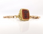 DUQUE DE CAXIAS  AINDA COMO MARQUÊS DE CAXIAS  LUIZ ALVES DE LIMA E SILVA (1803-1880)  SINETE DE CAMPANHA  EM METAL ESPESSURADO A OURO PENDENDE DE CHATETELEINE. O SINETE TEM  CORNALINA ENCASTOADA GRAVADA COM AS INICIAIS ENTRELADAS LALS SOB CORONEL  DE MARQUÊS (DETEVE ESTE TÍTULO NOBILIARQUICO ENTRE 1852 E 1869). ENQUENTO MARQUÊS CAXIAS ATRAVESSOU TALVEZ AS MAIS DURAS PROVAS DA CAPACIDADE E DE COMANDO EM SUA CARREIRA. EM 1852 FOI LAUREADO COM O TÍTULO DE MARQUÊS APÓS A BEM SUCEDIDA CAMPANHA CONTRA O CAUDILHO ARGENTINO JUAN MANUEL DE ROSAS NA GUERRA DO PRATA, APÓS A RENDIÇÃO DE ROSAS, AS FORÇAS BRASILEIRAS AVANÇARAM E OCUPARAM A CAPITAL ARGENTINA, ONDE PERMANECERAM ACAMPADAS POR CERCA DE QUINZE DIAS, REALIZANDO DESFILES TRIUNFAIS E CELEBRANDO O FIM DO CONFLITO COM A POPULAÇÃO LOCAL. EM 1855 CAXIAS ASSUMIU O MINISTÉRIO DA GUERRA A CONVITE DO MARQUÊS DE PARANÁ, IMPLEMENTANDO REFORMAS NO EXÉRCITO. ENTRE 1856 A 1857 SUBSTITUIU O MARQUÊS DE PARANÁ NA PRESIDÊNCIA DO CONSELHO DE MINISTROS (EQUIVALENTE AO CARGO DE PRIMEIRO-MINISTRO). VOLTOU A OCUPAR A PRESIDÊNCIA DO CONSELHO E O MINISTÉRIO DA GUERRA ENTRE 1861 E 1862. TAMBÉM NESTE PERÍODO INTENSIFICOU SUA ATUAÇÃO COMO SENADOR DO IMPÉRIO, CARGO PARA O QUAL HAVIA SIDO INDICADO EM 1847 REPRESENTANDO O RIO GRANDE DO SUL.  EM 1866  TORNOU-SE COMANDANTE-CHEFE NA GUERRA DO PARAGUAI  O MAIOR CONFLITO MILITAR JÁ OCORRIDO NAS AMÉRICAS.  FOI EFETIVADO A MARECHAL DO EXÉRCITO, FOI NOMEADO COMANDANTE-CHEFE DAS FORÇAS DO IMPÉRIO NA GUERRA DA TRÍPLICE ALIANÇA (CONTRA O PARAGUAI). REORGANIZOU A LOGÍSTICA, A SAÚDE E O REEQUIPAMENTO DAS TROPAS BRASILEIRAS, OPERANDO MUDANÇAS ESTRATÉGICAS ESSENCIAIS NO CONFLITO. EM JANEIRO DE 1869 CONQUISTOU A CAPITAL PARAGUAIA, ASSUNÇÃO, DANDO POR ENCERRADA SUA PARTICIPAÇÃO VITORIOSA NA FASE DECISIVA DA GUERRA. POR SEUS SERVIÇOS PRESTADOS NO CONFLITO, TEVE SEU TÍTULO NOBILIÁRQUICO ELEVADO PARA DUQUE DE CAXIAS  TORNANDO-SE A ÚNICA PESSOA A RECEBER O TÍTULO DE DUQUE DURANTE TODO O IMPÉRIO.  ESTE SINETE ACOMPANHOU CAXIAS NÃO SÓ EM MOMENTOS IMPORTANTES DE SUA CARREIRA MAS NOS TRANSES MAIS AGUDOS QUE VIVEMOS COMO NAÇÃO, PRINCIPALMENTE NA GUERRA DO PARAGUAI. NÃO É UM SINETE DE ESCRITÓRIO É UM SINETE PARA SER LEVADO EM CAMPANHA. PEÇA HISTÓRICA E MAGNÍFICA. 28 CM DE COMPRIMENTO (COM A CHATELEINE).NOTA: A tradição do uso de sinetes remonta à antiguidade, sendo peças fundamentais na garantia de autenticidade de correspondências e documentos. No mercado de alta colecionabilidade, destacam-se pela excepcional raridade, pelo uso intensivo de metais nobres e pedras duras, pelo estilo refinado de suas épocas e pelo seu estado de conservação, onde a integridade da matriz de gravação e dos ornamentos determina o seu valor histórico e financeiro.  O objeto era utilizado para carimbar o lacre quente (geralmente cera de abelha misturada com resina e pigmento). A matriz de pedra dura, gravada em intalhe com o brasão da família ou monograma, era pressionada contra o lacre ainda maleável, criando um selo em alto-relevo que trancava a correspondência de forma inviolável.