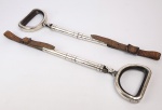 HISTÓRICO E SINGULAR PAR DE ESTRIBOS EM PRATA DE LEI CONSTANDO AINDA DE SEUS LOROS ORIGINAIS EM COURO COM CAPRICHADAS FIVELAS. OS ESTRIBOS SÃO GUARNECIDOS INTERNAMENTE POR ESTRUTURA EM BRONZE. OS LOROS SÃO ACOPLADOS À ESTRUTURA CILINDRICA/TUBULAR RETA MOLDADA DE FORMA  JUSTA AO REDOR DA TIRA DE COURO (LOROCO). ESTA ESTRUTURA TEM ANÉIS E ABRAÇADEIRAS EM RELEVO(VIROLAS)  COM PERFIL CIRCULAR SALIENTE E FRISOS PARALELOS. A BASE INFERIOR APRESENTA FORMATO DE PASSADOR EM ARGOLA COM PIVÔ MÓVEL ARTICULADO, PERMITINDO A ROTAÇÃO LIVRE DA ALÇA DO ESTRIBO. FINALMENTE A PRÓPRIA  ALÇA DO ESTRIBO TEM FORMATO OVALADO TRAPEZOIDAL CURVADO COM BORDAS ARREDONDADAS E ABAS LATERAIS REFORÇADAS PROJETADAS ERGONOMICAMENTE PARA O APOIO DO PÉ. NUNCA ANTES TINHA VISTO UM PAR DE ESTRIBOS COMO ESTE. NÃO SÓ PELO APURO, MAS PELA ELEGÂNCIA E A FORMA COM INSPIRAM AUTORIDADE NÃO DISSOCIADA  DE SUA IMPORTÂNCIA HISTÓRICA. SÃO VERDADEIRAS JÓIAS DA OURIVESSARIA BRASILEIRA.  SEGUNDA METADE DO SEC. XIX. 54 CM DE ALTURA. 1180 G (PESO TOTAL).NOTA: REza a tradição oral que o  cavalo preferido de Caxias foi sepultado nos fundos da Capela de Nossa Senhora do Patrocínio, localizada na própria Fazenda Santa Mônica. Devido ao forte laço com o animal, o Duque pediu que ele fosse enterrado de pé como esteve em tantas batalhas. A morte do cavalo coincidiu com o período em que o próprio Caxias perdeu as forças e a mobilidade devido a problemas cardíacos, passando a locomover-se com uma cadeira de rodas.