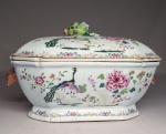 DOM JOÃO VI SERVIÇO DOS PAVÕES GRANDE E MAGNIFICA SOPEIRA EM PORCELANA COM ESMALTES DO REINADO QIANLONG.  UMA TRAVESSA QUE LHE SERVE PERFEITAMENTE COMO PRESENTOIR SERÁ APRESENTADA NO LOTE A SEGUIR. FEITIO FACETADO (VIDE UMA FOTO APENAS PARA REFERENCIA CONTENDO A TRAVESSA DO PROXIMO LOTE SOB A SOPEIRA APREGOADA NO LOTE EM TELA). APRESENTA PAVÕES SOBRE ROCHA E FLORES. TAMPA ABOBADADE TEM PEGA EM LINDA TONALIDADE CORAL. ALÇAS LATERAIS COM FEITIO DE CABEÇAS DE LEBRES. ARREMATES EM OURO. É CONHECIDO COMO UM SERVIÇO DO REI DOM JOÃO VI. ENTRETANTO COMEÇOU A SER ENCOMENDADO A PARTIR DE 1850 SOB O REINADO DE DOM JOSÉ I PARA ABASTECER OS PALÁCIOS REAIS. NAQUELA ÉPOCA, DOM JOÃO VI SEQUER HAVIA NASCIDO (ELE NASCEU EM 1767).  APÓS DOM JOSÉ I SERVIU A RAINHA DONA MARIA I E FOI ENTÃO QUE PASSOU A DOM JOÃO VI. FICOU CÉLEBRE SOB A POSSE DESSE MONARCA COMO SERVIÇO VIAJANTE, DURANTE A OCUPAÇÃO NAPOLEONICA DE PORTUGAL EM 1808,  FOI EMBARCADO JUNTAMENTE COM A FAMÍLIA REINANTE PARA O BRASIL, SERVIU NO PAÇÕ DE SÃO CRISTÓVÃO E NA FAZENDA DE SANTA CRUZ E FOI DIVIDIDO ENTRE DOM JOÃO VI E DOM PEDRO I  NO RETORNO DO REI PARA PORTUGAL FICANDO PARTE NO BRASIL. CHINA, MEADOS DO SEC. XVIII. PEÇAS DO MESMO SERVIÇO ESTÃO REPRODUZIDAS NA PÁGINA 97 DO LIVRO LOUÇA DA ARISTOCRACIA DO BRASIL, POR JENNY DREYFEUS.. 32 CM DE COMPRIMENTO NOTA: Serviço dos Pavões é um serviço de jantar real, confeccionado em porcelana de pasta dura, de finíssima qualidade, que foi produzido na China do Imperador Qianlong , sob encomenda, para Portugal. Estima-se que cerca de vinte mil peças do hoje chamado Serviço dos Pavões tenham sido produzidas entre 1750 e1795, restando hoje cerca de cinco mil distribuídas por todo o mundo. É considerado um dos mais belos serviços de jantar de exportação. Em formato oitavado, recortado ou, em suas últimas fornadas, redondo, o prato é de louça (porcelana) branca, encaroçada, decorada com esmaltes nas cores habituais da chamada "família rosa". Além de pratos de vários tamanhos, foram confeccionadas sopeiras de vários tipos, terrinas, molheiras, travessas de vários formatos, manteigueiras, meleiras, wine-coolers e tigelas. Foi utilizado pela Família Real Portuguesa e pela Família Imperial Brasileira tanto no Paço de São Cristóvão como também na Fazenda Imperial de Santa Cruz. É um serviço conhecido como viajante, pois foi levado da China a Portugal, e de Portugal para o Brasil, quando D. João VI, ainda príncipe, temendo as guerras napoleônicas, estabeleceu-se no Rio de Janeiro, com sua mãe, D. Maria I. Os serviços de porcelana chinesa de uso imperial, trazidos para o Brasil por D. João VI, foram dispersos após a proclamação da República, sendo atualmente peças raras, procuradas por colecionadores de todo o mundo. Com o fim do Império em 1890, foram realizados diversos leilões pelo leiloeiro Joaquim Dias dos Santos, no Rio de Janeiro, mas seus registros foram logo depois perdidos num incêndio ocorrido pouco depois na loja do leiloeiro.