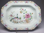 DOM JOÃO VI - SERVIÇO DOS PAVÕES (SERVE PERFEITAMENTE COMO PRESENTOIR DA TERRINA APRESENTADA NO LOTE ANTERIOR VIDE NOS CREDITOS EXTRAS DESTE LOTE APENAS PARA SUA REFERENCIA A TRAVESSA SOB A SOPEIRA APREGOADA NO LOTE ANTERIOR) . TRAVESSA EM PORCELANA COM ESMALTES DO REINADO QIANLONG. FEITIO FACETADO. REPRESENTANDO PAVÕES SOBRE ROCHA E FLORES.ARREMATES EM OURO. PERTENCEU AO SERVIÇO DO REI DOM JOÃO VI. CHINA, MEADOS DO SEC. XVIII. PEÇAS DO MESMO SERVIÇO ESTÃO REPRODUZIDAS NA PÁGINA 97 DO LIVRO LOUÇA DA ARISTOCRACIA DO BRASIL, POR JENNY DREYFEUS. 36 CM DE COMPRIMENTO.OTA: Foi utilizado pela Família Real Portuguesa e pela Família Imperial Brasileira tanto no Paço de São Cristóvão como também na Fazenda Imperial de Santa Cruz. É um serviço conhecido como viajante, pois foi levado da China a Portugal, e de Portugal para o Brasil, quando D. João VI, ainda príncipe, temendo as guerras napoleônicas, estabeleceu-se no Rio de Janeiro, com sua mãe, D. Maria I.Os serviços de porcelana chinesa de uso imperial, trazidos para o Brasil por D. João VI, foram dispersos após a proclamação da República, sendo atualmente peças raras, procuradas por colecionadores de todo o mundo.