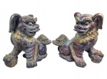 PIXIU - PAR DE GRANDES FIGURAS DE PIXIU  DECORADOS EM GUTONGCAI, ESMALTE APERFEIÇOADO ESPECILAMENTE DURANTE A  DINASTIA QING QUE REPRODUZ O ASPECTO DO BRONZE ANTIGO E SUAS PÁTINAS. OS ARTESÃOS USAM ESMALTES ESPECIAIS COM TONS AMARRONZADOS, DOURADOS E MANCHAS VERDE-OLIVA PARA SIMULAR PERFEITAMENTE A CORROSÃO NATURAL DO METAL. O PIXIU  É UMA DAS CRIATURAS MITOLÓGICAS MAIS PODEROSAS E POPULARES DA CULTURA CHINESA, CONSIDERADA UM SÍMBOLO SUPREMO DE RIQUEZA, PROTEÇÃO E BOA SORTE. ELE É UMA CRIATURA HÍBRIDA, FREQUENTEMENTE REPRESENTADA COM CORPO DE LEÃO, CABEÇA DE DRAGÃO, ASAS DE FÊNIX E PATAS DE QUILIN. O SEU TRAÇO MAIS MARCANTE NA MITOLOGIA É TER UM APETITE VORAZ POR OURO, PRATA E JOIAS, MAS NÃO POSSUIR ÂNUS, O QUE SIGNIFICA QUE TUDO O QUE ELE CONSOME ENTRA, MAS NUNCA SAI. POR ISSO, ELE SIMBOLIZA A ACUMULAÇÃO E RETENÇÃO DE RIQUEZA. CHINA, INICIO DO SEC. XX. 60 X 53 CMNOTA: Pelos princípios do Feng Shui eles são usados para atrair abundância financeira sendo muito comuns em locais de comércio e salas de estar. Também nos grandes palácios era o guardião celestial para afastar as energias negativas e os maus espíritos da casa. Por não ter como expelir o que ingere ele protege as riquezas do dono contra gastos imprevistos ou perdas financeiras. Sáo geralmente apresentado aos pares o macho (Pi) atrai a riqueza e a a fêmea (Xiu) protege o patrimônio. Ainda segundo a mitologia os pixius devem ser acariciados mas nunca nos olhos e na boca porque são eles que enxergam e capturam a riqueza.