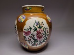 DINASTIA QING - REINADO QIANLONG  (1736-1935)  - MAGNIFICO  POTICHE DE PORCELANA  PARA ARMAZENAR GENGIBRE COM ESMALTES DA  FAMILIA ROSA E NOTÁVEL MARROM DITO BATAVIAN WARE (CAFÉ COM LEITE) CARACTERIZADO PELO CONSTRAS MARROM DO FUNDO VITRIFICADO E AS RESERVAS COM ESMALTES DA FAMÍLIA ROSA RETRATANDO PEÔNIAS, GALHOS FLORIDOS E DECORAÇÃO TRADICIONAL.. MAGNIFICO E EM PERFIETAS CONDIÇÕES! CHINA, MEADOS DO SEC. XVIII. 26 X 22 CMNOTA: O termo Batavian Ware não vem da China mas sim da Batávia atual Jacarta na Indonésia onde as cargas de porcelana chinesa eram centralizadas antes do trasporte para Europa pela Companhia das Indias Orientais. No ocidente o fundo marrom brilhante ficou conhecido como caféáu-lait. O fundo marrom exige uma temperatura de queima altíssima no forno o que tornava esse padrão raro pelo alto custo devido as perdas causadas pela temperatura excessiva.  Os esmaltes florais tipicos da família roas eram então aplicados  depois sobre as reservas propositadamente deixadas em branco para a segunda fase da decoração já que exigiam temperatura mais baixa por serem esmaltes delicados. As peônias rosadas eram símbolos de riqueza, honra e prosperidade na cultura chinesa. No século XVIII possuir uma peça como essas na Europa era um símbolo de enorme riqueza e poder.