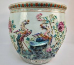 MONUMENTAL FISH BOWL  EM PORCELANA CHINESA DA DINASTIA QING REINADO DAOGUANG (1821-1850). DECORADO EXTERNAMENTE  COM ESMALTES DA FAMÍLIA ROSA  COM A TÉCNICA DU DIAO (ESCULTURA POR EMPILHAMENTO) MODELADA EM CAMADAS APRESENTADO RELEVO COM FIGURA DE AVES FENIX (FENGHUANG) POUSADAS SOBRE ROCHAS ORNAMENTAIS DE JARDIM E CERCADAS POR PEÔNIAS FLORESCENDO.  ESSA COMBINAÇÃO É AUPÍCIO DE PROSPERIDADE, BELEZA, VIRTUDE NOBRE E BOA FORTUNA. PREDOMINAM OS ESMALTES DA FAMÍLIA ROSA, VERDE OLVAM AZUL E AMARELO PASTEL TÍPICOS DESTE PERÍODO.  A ABA SUPERIOR É DECORADA COM MÍRIADE DE INSETOS , FLORES E RAMAGENS. NA BORDA UM BARRADO COM FIGURAS DE MORCEGOS ENTREMEADOS COM A COR VERDE E ROUGE DE FEUR. PARA OS CHINESES, O MORCEGO É UM ANIMAL INTELIGENTE E SÁBIO. O MOTIVO PELO QUAL VOAM DE CABEÇA PARA BAIXO DECORRE DO CÉREBRO AVANTAJADO QUE ELES POSSUEM. A IMAGEM DO MORCEGO PODE SER USADA COMO AMULETO DE SORTE E PROTEÇÃO. POR SER UM ANIMAL NOTURNO, ELE SIMBOLIZA O DESAFIO DE ATRAVESSAR A ESCURIDÃO, ENFRENTANDO AS DIFICULDADES PARA ENCONTRAR O CAMINHO DA LUZ E DO BEM. O INTERIOR POSSUI ACABAMENTO LISO E CLARO, FREQUENTEMENTE USADO PARA DESTACAR PEIXES ORNAMENTAIS QUANDO CHEIOS DE ÁGUA. A BASE É PLANA, NÃO ESMALTADA MOSTRANDO A QUALIDADE DA QUEIMA E SEU ENVELHECIMENTO  NATURAL. DURANTE O REINADO DO IMPERADOR DAOGUANG TEVE INICIO UM GRANDE RENASCIMENTO NA PRODUÇÃO DE PORCELANA FAMILE ROSE VOLTADAS PRINCIPALMENTE PARA A EXPORTAÇÃO E PARA A CLASSE ALTA. TAMBÉM ESSE ESTILO DE DECORAÇÃO EM CAMADAS DE RELEVO FOI RETOMADA RESGATADA DE ESTILOS IMPERIAIS MUITO ANTIGOS. A ORIGEM DO AQUÁRIO COMEÇA PRIMEIRO COM OS ROMANOS E DEPOIS EM 1300 DC NA CHINA. NAQUELA ÉPOCA, OS CHINESES ESTAVAM APENAS DESENVOLVENDO A CARPA DOURADA QUE CONHECEMOS HOJE.  ELES MANTINHAM LAGOS CHEIOS DE PEIXES DOURADOS EM SUAS CASAS. FOI ASSIM QUE SURGIRAM ESSAS  GRANDES TIGELAS EM PORCELANA COM LINDOS PADRÕES DE PEIXES POR DENTRO E POR FORA. QUANDO RECEBIAM VISITAS OU EM OCASIÕES ESPECIAIS, TIRAVAM OS PEIXES  DOURADOS DO LAGO E OS COLOCAVAM NESSAS TIGELAS. QUANDO O EVENTO ACABAVA, AQUELES PEIXES VOLTARAM PARA SEU GRANDE LAGO. AO LONGO DAS DÉCADAS, ESPECIALMENTE POPULARES EM 1800, ESSAS TIGELAS SE TRANSFORMARAM EM TIGELAS DE VIDRO E TER UM PEIXINHO EM CASA APOIADO SOBRE UMA MESA TORNOU-SE UM HÁBITO TAMBÉM OCIEDENTAL. ESTA É UMA PEÇA SURPREENDENTE, MAGNIFICA E EM EXCELENTES CONDIÇÕES! CHINA, MEADOS DO SEC. XIX. 44 X 51 CMNOTA: Como o nome sugere esses grandes bowls eram usados como aquários nos salões das casas ricas chinesas, lá eram criadas carpas, um auguro de boa sorte, perseverança e vida longa. Segundo a cultura chinesa, a carpa tinha que atingir a fonte do rio que corta a China, o Huang Ho(Rio Amarelo), na época da desova. Para isso, tinha que nadar contra a correnteza e saltar cascatas até à montanha Jishinhan. A carpa que alcançasse o topo tornava-se um dragão. Por causa dessa crença, acredita-se que as carpas subindo significa força, coragem e determinação para alcançar objetivos e superar dificuldades, e a carpa descendo significa objetivos alcançados, cumpridos