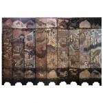 PERIODO KANGXI ((1662-1722) - GRANDE BIOMBO EM LACA DE COROMANDEL COM  NOVE FOLHAS MUITO ALTAS E PROFUSAMENTE DECORADAS COM A TECNICA KUANCAI (BAIXO RELEVO ESCULPIDO NA SUPERFÍCIE E ENTÃO COLORIDOS COM PIGMENTOS COM ÓLEO OU LACA) COM COR E COMPOSIÇÃO CONDENSADA.  A FACE FRONTAL  RETRATA  NO CENTRO DOS PAINÉIS  CENA DO  ROMANCE DOS TRÊS REINOS: O ANIVERSÁRIO DO GENERAL GUO ZIYI (697-781), FAMOSO GENERAL DA DISNASTIA TANG QUE DETINHA O TITULO DE PRINCIPE DE FENYANG E ERA CONSIDERADO UMA PERSONIFICAÇÃO DE RIQUEZA, ALTO STATUS E LONGEVIDADE. SENTADO NO SALÃO CENTRAL, EM FRENTE A UMA MESA DE BANQUETE . CONVIDADOS E ACOMPANHANTES CONVERGEM NOS JARDINS COM LAGOS E PAVILHÕES. DISTRAÇÕES COM TEATRO, LUTAS E DANÇAS SÃO PROVIDENCIADAS PARA ABRILHANTAR A OCASIÃO FESTIVA. A CENA É EMOLDURADA POR ANIMAIS AUSPICIOSOS EM RESERVA DE CADA FOLHA COMO O DRAGÃO, O QILIN (UM UNICÓRNIO QUE APARECE COM A CHEGADA DE UM GRANDE REI), O PIXIU (QUE EXPULSA ESPÍRITOS MALIGNOS), O BAIZE (UMA BESTA DE PELOS BRANCOS CAPAZ DE FALAR), O KUI (BESTA BOVINA), O XIEZHI (LEÃO COM CHIFRES), O HOU (LEÃO COM DUAS ORELHAS LONGAS), O ELEFANTE BRANCO, O TIGRE BRANCO DENTRE OUTROS. NA FACE OPOSTA O BIOMBO APRESENTA EXUBERANTE DECORAÇÃO DITA OS CEM PÁSSAROS CONTÉM  FLORES  DE PEONIAS,  AMEIXEIRA , LÓTUS, CRISANTEMOS E CAMÉLIAS  (AS CHAMADAS FLORES DAS QUATRO ESTAÇÕES) ENTRE PENEDOS, PÁSSAROS E INSETOS COM MOLDURA CONTENDO RECIPINTES E OBJETOS CHAMADOS DE  100 ANTIGUIDADES TAMBÉM APETRECHOS DE ACADÊMICOS, INCLUINDO UM COM PENA DE PAVÃO E RAMO DE CORAL, SIMBOLIZANDO O DESEJO PELO POSTO MAIS ELEVADO.  ESTE MONUMENTAL BIOMBO LAQUEADO SURPREEENDENTEMENTE ALTO PERTENCE A UM RENOMADO GRUPO DE BIOMBOS ENCOMENDADOS COMO PRESENTES DE ANIVERSÁRIO AUSPICIOSOS PARA FUNCIONÁRIOS A SERVIÇO IMPERIAL, ESSA MERCÊ FOI PARTICULARMENTE POPULAR DURANTE O PERÍODO KANGXI (1662-1722). CHINA, CIRCA DE 1720. 400 X 283 CMNOTA: O termo "Coromandel" deriva de uma região na parte sudeste da costa indiana repleta de entrepostos comerciais desenvolvidos por mercadores e comerciantes europeus durante os séculos XVI e XVII. As peças de laca chinesa estavam entre os principais itens de exportação locais a serem distribuídos aos mercados europeus. Para-ventos de laca Coromandel como este foram extremamente bem recebidos, particularmente em Paris, por ser o epicentro da tendência Chinoiserie. Coco Chanel foi uma das ávidas colecionadoras de para-ventos Coromandel; especula-se que ela possuía mais de 30 exemplares, abrigando vários em seu apartamento em Paris. Os para-ventos de laca Coromandel eram feitos usando uma técnica chamada kuancai, que significa literalmente "entalhado e colorido". A técnica foi desenvolvida entre os séculos XVI e XVII e envolve várias etapas:1.Grandes painéis de madeira recebem uma preparação (primer) com múltiplas camadas de cinzas, tijolo em pó, sangue de porco e composto de laca.2.Os painéis preparados são então cobertos com um tecido, sobre o qual são aplicadas inumeráveis camadas de laca preta ou vermelha para obter um revestimento espesso a ser polido.3.Por fim, os desenhos são incisados/entalhados na superfície alisada e preenchidos com lacas policromadas, óleos e pigmentos.Acredita-se que a técnica tenha sido idealizada como um método relativamente mais acessível para criar para-ventos gigantes, visando principalmente atender à demanda doméstica de ricos comerciantes e oficiais que os queriam em suas residências, mas não podiam arcar com as variedades imperiais incrustadas com caras madrepérolas e tartaruga  materiais que apenas os artesãos imperiais dominavam. Ainda assim caros para serem produzidos, os para-ventos kuancai eram frequentemente herdados por gerações, mantidos guardados e ocasionalmente retirados para criar um espaço mais reservado dentro de um cômodo ou em um jardim como pano de fundo para realçar a atmosfera de ocasiões especiais, como casamentos, aniversários e até ritos de ancestrais. .