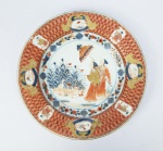 LA DAME AU PARASOL. RARO PRATO EM PORCELANA CIA-DAS-ÍNDIAS; ABA DECORADA COM BARRADO SEGUINDO ESTRUTURA GEOMÉTRICA CONSTITUÍDA POR ALVÉOLOS. EM RESERVA AVES AQUÁTICAS, INSETOS E DAMAS. CALDEIRA COM BARRADO DE FLORES E RESERVA COM FIGURA DE NOBRE SOB PARASOL SEGURADO POR UMA SERVA. JUNTO AS PERSONAGENS TRÊS AVES AQUÁTICAS. NO REVERSO DA ABA COM INSETOS PINTADOS EM AZUL. CENA BASEADA NO DESENHO DO HOLANDÊS CORNELIUS PRONK (1691-1759). VIDE AUTO RETRATO DE CORNELIUS PRONK NOS CRÉDITOS EXTRAS DESSE LOTE. PEÇA DE COLECIONADOR, COM ELEVADA COTAÇÃO INTERNACIONAL! 23 CM DE DIÂMETRO, CHINA, REINADO QIANLONG (1735-1796), CIRCA DE 1740. NOTA: La Dame Au Parasol é um padrão de cia das índias proveniente de uma encomenda da Câmara de Delft à Companhia Holandesa das Índias Orientais. A aquarela que serviu como modelo para encomenda foi pintada por Cornelius Pronk (1691-1759) concluída em 1734 foi enviada à China pela Batávia em 1735. Dois anos depois a encomenda foi entregue em Amsterdã. O serviço não foi mais reproduzido pelo elaborado da decoração que a tornava extremamente cara. CORNELIS PRONK (10 DE DEZEMBRO DE 1691 - 28 OU 29 DE SETEMBRO DE 1759), também conhecido como Cornelis Pronck , foi desenhista holandês , pintor e desenhista de porcelana . Ele é conhecido particularmente por seus numerosos desenhos de cidades, vilas e edifícios (os chamados desenhos topográficos), bem como por seus desenhos para porcelana. Em 1734, a Companhia Holandesa das Índias Orientais encarregou a Pronk de produzir projetos para um conjunto de placas de porcelana . Essa porcelana (chamada de chine de commande ) foi produzida na China, depois enviada para a Europa e vendida por um preço extremamente alto. Um conjunto de placas branco-azuladas, por exemplo, seria vendido por 1160 florins holandeses - o suficiente para comprar uma casa senhorial em Amsterdã. Pronk fez quatro desenhos diferentes, dos quais "The Parasol Ladies" foi o mais popular. A companhia holandesa das Índias Orientais encerrou o contrato de produção em 1740 porque a produção e o transporte da China eram muito caros pelo nível de elaboração dos desenhos.