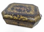 DINASTIA QING REINADO DAOGUANG (1820-1850) FABULOSA CAIXA COSTUREIRA DE CHARÃO EM LACA NEGRA E DOURADA PADRÃO COURO DE ARRAIA TECNICA MIAOJIN COM APLICAÇÃO DE OURO COM TONALIDADES DIFERENTES PARA CRIAR NOÇÃO DE PROFUNDIDADE. TAMPA BASCULANTE TEM FORMIDAVEL RESERVA COM UMA CENA DE GENERO PALACIANA  OU DE JARDIM COM VÁRIOS PERSONAGENS  E ELEGANTES PAGODES. CHAMO ATENÇÃO PARA A IMPRESSIONANTE RIQUEZA DE DETALHES DA RESERVA . FEITIO OCTAGONAL ALONGADO COM QUINAS AMACIADAS. NA PARTE INFERIOR UMA GAVETA FUNCIONAL PARA PAPÉIS E DESENHOS DE PROJETOS DE BORDADOS. TAMBÉM UM SUPORTE PARA ESCRITA. FERRAGEM COMPOSTA POR ALÇAS LATERAIS PARA TRANSPORTE (UMA DAS ALÇAS AUSENTE). SÃO CARACTERISTICAS DO PERÍODO DA REGENCIA GEORGIANA QUANDO FORAM IMPORTADAS PARA O MERCADO DA ALTA ARISTOCRACIA FEMININA. A IMAGEM DA GAVETA ABERTA REVELA OUTRA CENA DE JARDIM DE ALTISSIMA QUALIDADE EM TORNO DA CAIXA OITO RESERVAS SOBRE O MESMO TEMA. ESSE EXEMPLAR R É UMA ENCOMENDA DO INICIO DO SEC. XIX, PROVAVELMENTE DECADA DE 1830/40 ESPECIALMENTE ENCOMENDADA PARA UMA DAMA DE ALTA SOCIEDADE INGLESA, É UM TESOURO POR SI SÓ, UMA CAIXA DO TEMPO. CHINA, INICIO DO SEC. XIX. 38 x 29 x 13 (A) cmNOTA: Na antiguidade, os primeiros estojos de costura eram feitos de tecido e couro. Mais tarde, surgiram os de madeira, osso e vime. Por volta de 1700, joalheiros, metalúrgicos e outros artesãos criavam estojos de costura para a elite, que desejava algo mais ornamentado para guardar suas ferramentas. Caixas incrustadas de joias, feitas de madeira nobre, metais preciosos e marfim, com interior forrado de veludo, cetim e seda, tornaram-se símbolos de status. Esses estojos de costura passaram a fazer parte do dote de uma mulher quando ela se preparava para casar.Na era industrializada do século XIX, as caixas de costura passaram a ser produzidas em massa e, portanto, tornaram-se mais baratas. A classe média precisava desses recipientes tanto quanto a classe alta, então versões mais acessíveis foram criadas para atender pessoas de todas as faixas de renda.As caixas de costura vitorianas eram maiores que as anteriores e podiam conter todo tipo de ferramentas, incluindo agulhas de costura, botões, tesouras, almofadas de alfinetes, porta-agulhas e esmeris, recipientes de cera de abelha, fita métrica, ferramentas de cerzido e uma variedade de linhas. Como a caixa de costura de uma dama era considerada um lugar sagrado, as caixas dessa época frequentemente tinham fechaduras para manter cartas de amor ou fotografias longe de olhares curiosos.Durante a era vitoriana, as cestas de costura chinesas explodiram em popularidade. Eram cestas redondas com tampas, cobertas com detalhes personalizados como moedas, miçangas e cordões/borlas. Presenteadas às noivas chinesas em sua terra natal, foram exportadas em massa para os Estados Unidos no final do século, mantendo-se populares até os anos 1900. Também populares nessa época eram os kits de costura e as caixas da Clark Thread Company, que faziam propaganda dessa marca.No início do século XX, os recipientes para costura eram predominantemente em forma de cestos, uma herança da época vitoriana.Em 1908, a Sears e Roebuck ofereciam caixas de madeira sofisticadas, forradas com cetim. Na década de 1930, as cestas das marcas Princess e Harvey, com porta-carretéis embutidos e tampa presa por dois cordões coloridos, tornaram-se as caixas de armazenamento favoritas por mais de 20 anos. Decalques ou apliques eram uma forma de personalizar essas cestas, que tinham uma tampa plana de madeira, perfeita para detalhes aplicados. Os decalques mais populares eram flores, animais (principalmente poodles) e ferramentas de costura.Os organizadores de costura de meados do século XX vinham em uma variedade de designs, incluindo as cestas de vime ou de plástico trançado, populares há muito tempo, mas as mais populares eram as caixas de costura em formato de móveis que se integravam à decoração. Esses designs incluíam caixas transformadas em bancos revestidos de vinil acolchoado e armários de teca de fabricação dinamarquesa com pés cônicos típicos do estilo meados do século XX.Devido à entrada recorde de mulheres no mercado de trabalho durante as décadas de 1970 e 1980, a importância da costura como uma atividade esperada para mulheres diminuiu. Não surpreendentemente, as caixas de costura também sofreram um baú de costura. Nas décadas de 1980 e 1990, presentear uma menina com uma caixa de costura era considerado tão antiquado quanto deixar um baú de noiva como herança. No entanto, no final da década de 1990 e início do novo milênio, tudo o que era vintage, incluindo caixas de costura, tornou-se um item de colecionador desejado. Embora as caixas de costura modernas não fossem tão procuradas, suas contrapartes vintage eram disputadas online, em vendas de garagem e feiras de antiguidades. Mais para exibição do que qualquer outra coisa, as cestas de costura adicionavam um toque decorativo extra à casa, independentemente de conterem ferramentas de costura ou outros objetos.
