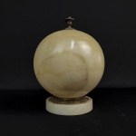 BELA ANFORA EM ALABASTRO REMATADA  POR DECORAÇÃO EM BRONZE. DE FEIÇÃO ART DECO  TEM FEITIO GLOBULAR. ITALIA, MEADOS DO SEC. XX. 18 X 25 CM