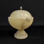 BELA COMPOTEIRA  EM ALABASTRO REMATADA  POR DECORAÇÃO EM BRONZE. DE FEIÇÃO ART DECO  TEM FEITIO GLOBULAR. ITALIA, MEADOS DO SEC. XX. 16 X 21  CM