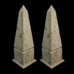 GRANDE PAR DE OBELISCOS ESCULPIDOS EM MÁRMORE TRAVERTINO. SEC. XX. 59 CM DE ALTURA