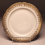 DOM PEDRO II SERVIÇO IMPERIAL DO PAÇO DA CIDADE. RARO PRATO RASO EM PORCELANA DO SERVIÇO IMPERIAL DO PAÇO DA CIDADE. FEITIO RECORTADO, BORDA CONTÉM REQUINTADA GUIRLANDA EM OURO DELIMITADA POR FRISOS TAMBÉM EM OURO ESTILO LOUIS PHILLIPE. NA BORDA E NA JUNÇÃO DA ABA COM A CALDEIRA. EXEMPLAR IDENTICO A ESTE ESTÁ REPRODUZIDO NA PÁGINA 225 DO LIVRO "LOUÇA DA ARISTOCRACIA NO BRASIL", POR JENNY DREYFUS. O CASAMENTO DO IMPERADOR DOM PEDRO II COM DONA TEREZA CHRISTINA EM 1843 LEVOU A REVITALIZAÇÃO DAS ALFAIAS, OBRAS DE ARTE E MOBILIARIO DOS PALÁCIOS IMPERIAIS O LIVRO DE MORDOMIA DO PAÇO RELATA VÁRIAS ENCOMENDS FEITAS NA DECADA DE 1840 A CASA DE BERNARDO WALLERSTEIN IMPORTADOR DA CORTE NO RIO DE JANEIRO: 192$500 A BERNARDO WALLTERSTEIN E CIA., POR QUINHENTOS E DEZESSEIS PRATOS DE PORCELANA FINA 5:132$736 A BERNARDO WALLERSTEIN, POR NOVE DÚZIAS E QUATRO CASAIS DE XÍCARAS DE PORCELANA FINA DOURADA 373$330: A WALLERSTEIN, LOUÇA DE PORCELANA FINA 927$000 A B. WALLERSTEIN, POR QUATRO CAIXAS COM LOUÇA DE PORCELANA FINA 4:848$000. MAIS TARDE ENCONTRAREMOS O REGISTRO DESSAS MESMAS PORCELANAS APREGOANAS NOS LEILÕES DAS PEÇAS IMPERIAIS DE 1891 PROMOVIDOS APÓS O GOLPE REPUBLICANO. O ANUARIO DO MUSEU IMPERIAL DE PETRÓLES DE 1941 APRESENTA UM IMPORTANTE REGISTRO SOBRE AS PORCELANAS DA CASA IMPERIAL BRASILEIRA CRUZANDO-0S COM SEUS LOTES NO REFERIDO LEILÃO. ASSIM ENCONTRAMOS QUE NO 12 SEGUNDO DIA DE LEILÃO LOTE 93 FORAM APREGOADOS: 1 LOTE DE PRATOS RASWOS E FUNDOS, TRAVESSAS, AZEITONEIRAS, PRATOS PARA OVOS E DE PORCELANA BRANCA COM FRISO DOURADO.O LOTE DESSAS PORCELANAS FOI DESMEMBRADO E SEGUIRAM ATÉ O LOTE 97. O 94 POR EXEMPLO TRAZ A SEGUINTE DESCRITIVA: 40 CASAIS DE RIQUISSIMAS XÍCARAS DE PORCELANA BRANCA COM FRISOS DE OURO ... E ASSIM POR DIANTE .FRANÇA, SEC. XIX. 23 CM DE DIAMETRONOTA: Como leiloeiros muitas vezes nos deparamos com a surpresa de nossos clientes principalmente na sala de leilão com o fato de um objeto da Família Imperial Brasileira ser levado à hasta pública. A pergunta recorrente é: Como esse objeto pode ter vindo parar aqui não teria de estar em um museu?. Por isso resolvi escrever um pouco sobre o desfecho da memória física da família Imperial Brasileira após o golpe republicano. Passados 129 anos da fatídica madrugada chuvosa e melancólica em que a Família Imperial embarcou para seu exílio na Europa em 17 de novembro de 1889 rememoramos um fato que aprendemos na escola, Dom Pedro II não pede indenização por suas propriedades perdidas, valores, haveres, apenas dirige ao governo provisório o pedido de um saco com terra do Brasil para pousar sua cabeça quando morresse. Tudo ficou para trás, o elo perdido da monarquia era um corpo insepulto nos corredores e aposentos dos palácios imperiais cheios de suas mobílias e alfaias. A última coisa que os golpistas desejariam era preservar essa memória em um museu. O novo sistema de governo sem legitimidade tratou de tentar varrer a honrada memória de Dom Pedro II e de sua família. Assim rapidamente organizou dezenas de leilões públicos para dar cabo da acusadora lembrança do regime imperial. Tomo a liberdade de transcrever alguns trechos Litiere C. de Oliveira a propósito dos leilões dos paços imperiais: O nono leilão realizado no Paço de São Cristóvão, realizado em 3 de outubro de 1890, começou com uma novidade que ainda hoje não é praticada em nenhum leilão de arte, que foi a venda antecipada, "por conveniência", de 28 lotes, não se sabe a quem nem o motivo! Entre as peças vendidas, destacamos: uma bela pintura a óleo sobre tela, "Vista de Veneza" com moldura veneziana, autor não revelado; três quadros pequenos e uma aquarela; um quadro "Paisagem", o.s.t. de artista ignorado; quatro telas, pontes "St. Pierre et neuf á Toulouse", "Hospício de la Grave" e "Eglise des Jesuites", Toulouse; uma pintura o.s.t. "Claustro de um convento" por M.C., 1843; uma pintura o.s.t. "Peregrino" por L. Moureaux; uma mesa e 12 cadeiras de mogno com assento e encosto de palhinha; duas mesas de mogno para jogo; quatro castiçais de Cristofle; seis antigas cadeiras de jacarandá esculturadas; secretária de mogno com guarnições de bronze dourado e fundo de espelho; outros móveis e diversos quadros e aquarelas. Segundo Francisco Marques dos Santos, "o leilão do Imperador foi como um destes grandes leilões modernos; o entusiasmo não arrefeceu, muito embora não fosse a São Cristóvão um número considerável de pessoas de destaque, justamente aquelas timoratas e outras que imaginavam se comprometer e algumas que, sendo hostis ao novo estado de coisas, não queriam arrostar os desordeiros que espionavam a casa, por própria conta ou de terceiros, fazendo, não raro, achincalhe ao antigo regime. Nesse leilão o que mais se via eram senhoras, formando grupo maior do que em dias anteriores. O leilão atravessou os aposentos particulares do Imperador e aquela gente estava na volúpia de devassar, ver os recantos onde vivia uma família arrebatada de sua Pátria pelo sopro tempestuoso dos acontecimentos políticos. No decorrer do leilão todos os móveis com a coroa imperial ou iniciais dos ex-imperadores adquiriram preços muitas vezes maiores do que a avaliação que lhes fizeram..."Esse nono leilão também ficou marcado por um fato inusitado e talvez inédito na leiloaria brasileira. Ao apregoar um piano de cauda (lote 1747), em caixa de jacarandá e tuia, com escultura e filetes dourados, fabricado por Chickering e comprado pelo Sr. Antônio Rezende por 2:000$000 (US$ 1.080), o leiloeiro Virgílio sentou-se ao piano e executou uma música. O referido piano está hoje no Museu Histórico Nacional. O décimo leilão foi realizado em 7 de outubro e se destacou pela acirrada disputa pelo dormitório da Imperatriz. Somente a cama de jacarandá com coroa esculturada e colchão de crina (lote 2001), foi vendida por preço recorde: 7:000$000 (três mil, setecentos e oitenta Dólares). Enquanto isso a cama onde dormia o Imperador (lote 1980), por ser um móvel modesto, sem coroa, brasão ou iniciais, alcançou apenas o preço de 190$000 (102 Dólares)! Era uma sólida cama de mogno e érable, com acolchoado de crina vegetal e lastro de palhinha. O filho e a governanta alemã do comprador afirmaram, tempos depois, que a cama foi destruída pelos cupins e jogada fora! Outros destaques desse leilão foram: cama de jacarandá que pertenceu à Princesa Isabel quando solteira, com escultura e coroa, comprada pelo Comendador Antônio Rezende por 3:100$000 (US$ 1.673), e que depois foi vendida no leilão do Conde Sebastião de Pinho ao Dr. Castro Maia, cujo filho doou ao Museu Imperial; um lavatório de jacarandá com esculturas, bronze e tampo de mármore (lote 1983), adquirido pelo Sr. A. Rezende por 5:000$000 (US$ 2.700); guarda-roupa de D. Pedro II (lote 1984) vendido por 2:000$000 (US$ 1.512); cadeira de repouso do Imperador (lote 1885) de jacarandá, com escultura, coroa e iniciais comprada pelo Comendador A. Rezende por 3:100:000 (US$ 1.674); entre outros. Realizado no dia 10 de outubro, o décimo primeiro leilão compreendeu os lotes 2001 a 2345, com aproximadamente 650 peças. Até aquele momento os leilões tinham atingido 400 contos de Réis, cerca de 215 mil Dólares, valor muito superior à avaliação inicial de 90:000$000, e ainda faltavam mais de dez pregões. Esse leilão era constituído de objetos que tinham sobrado do dormitório dos imperadores, das salas 40 e 41, galeria, sacristia e tribuna. Entre as peças leiloadas estavam: um oratório de jacarandá esculturado e guarnecido de cornalinas, lápis lazuli e figuras de bronze (lote 2007) que foi comprado pelo Dr. Faro por 3:000$000 (US$ 1.620); uma secretária de bois-rose com placas de porcelana de Sèvres e guarnições de bronze dourado (lote 2135) adquirida pelo Barão de Itacurussá por 7:000$000 (US$ 3.800); guarda roupa de jacarandá com guarnições de bronze dourado, coroa e espelho francês (lote 2034) alienado por 5:000$000 (US$ 2.700) ao Sr. Antônio Resende; uma mobília de jacarandá com 11 peças (lote 2236) vendida ao Sr. Goulart e outros móveis, ricas pinturas, porcelanas, esculturas, muitos objetos de decoração e bibelots, quase todos esses lotes a preços irrisórios. Ao final do décimo primeiro leilão, o último realizado no interior do Paço de São Cristóvão, relata Marques dos Santos: "Depois do leilão da galeria do 2º andar, desceu o leiloeiro ao pavimento térreo, onde estava a capela e suas dependências, que deviam imediatamente desaparecer, para dar lugar ao salão cenográfico do Congresso. O singelo e gracioso templo, concepção de Manoel de Araújo Porto Alegre, ostentava na frontaria Ecce Agnus Dei. Abrangia a nave propriamente dita e a sacristia, em dois compartimentos, além da tribuna, onde o pregão do leiloeiro emudeceu! Ali estacou! Naquele lugar onde tanta gente fora batizada, acrescendo ao nome o apelido de do Paço, onde tanta vez rezaram os Imperadores, em horas alegres e amargas! Já que falamos em capela: ainda vemos em São Cristóvão, no primeiro andar, ao Torreão do Norte, o local onde ficava o altar privado dos Imperadores, cuja abóboda, pintada de azul celeste, deixa ver em pequeno céu, mimosas estrelinhas de prata! Que recordações trazem!" O décimo segundo leilão foi realizado em uma das cocheiras do Paço de São Cristóvão, com os objetos não licitados, não retirados ou que não foram incluídos nos leilões anteriores. Esse leilão foi realizado no dia 20 de outubro, abrangendo 155 lotes. Foram leiloados quadros a óleo, ricos espelhos, estantes de jacarandá e de mogno, porcelanas valiosas, cristais, molduras de quadros que tinham ido para a Europa (!), um telescópio que ficava no terraço do Paço, alguns móveis e outros objetos. O décimo terceiro leilão foi realizado no dia 10 de novembro de 1890 abrangendo as benfeitorias da Quinta da Boa Vista, assim relatado por Francisco Marques dos Santos: Foi arrematante dessas benfeitorias o próprio governo. Supomos que foi o Comendador Bethencourt da Silva quem comprou por 320:000$000, como representante do Ministério do Interior e Justiça as casas ali existentes, habitadas pelos empregados e protegidos da família Imperial, desde o tempo de Dom João. Essa operação foi considerada bastante vantajosa. Segundo a Gazetilha do Jornal do Commércio de 12 de novembro, valia perto de 300:000$000 só a casa do mordomo ou Quinta da Joana, como era conhecida a grande habitação próxima ao portão da Estrada de Ferro, na então Rua Duque de Saxe. Era solidamente construída, com vastas acomodações para família, abundância de água, gaz, aparelhos e magnífico terreno. O edifício que o Imperador construíra de seu bolso para escola mista diurna e noturna, destinada aos filhos dos moradores da Quinta e seus arredores, fora reedificado em 1883 e custara 60 contos de réis. Arrematou-a o Ministério da Instrução Pública por 41:000$000. Cumpre, aliás, notar que o governo sempre fez bom negócio naquilo que comprou, pertencente ao Imperador! Antes dos leilões da Fazenda Imperial de Santa Cruz, um outro foi realizado nas cocheiras do Paço da Cidade, no dia 5 de dezembro, lotes 1 a 14, compreendendo as últimas carruagens que se achavam espalhadas por diversas cocheiras particulares. O destaque foi um rico coche de gala com lanternas de cristal, guarnições de bronze e armas imperiais. Também foi vendido nesse leilão o carro mortuário, com coroa imperial que, entre outros nomes importantes, fez o enterro do General Osório e do Marques do Paraná. Quando a DARGENT LEILÕES leva a pregão objetos como o desta coleção ligados ao cotidiano da Família Imperial Brasileira sempre busca justamente o contrário do que o regime republicano tentou com a venda dos objetos imperiais. Não buscamos esconder, apagar, esmaecer a augusta memória de Dom Pedro II, mas sim exaltar a figura de um patriota e do homem que construiu as bases para o crescimento do Brasil, um sábio reconhecido pelo mundo e injustiçado em seu próprio País.INFORMAÇÕES