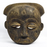 MÁSCARA FACIAL RITUAL PENDE  CONGO -  MÁSCARA ANTROPOMÓRFICA DO POVO PENDE. OLHOS SEMICERRADOS EM AMENDOADOS, TESTA ABAULADA COM ESCARIFICAÇÕES RITUAIS NA TESTA E NAS BOCHECHAS. PENTEADO TRANÇADO EM CRISTA.  ESSA PEÇA TRANSBORDA A SERENIDADE E O MISTÉRIO TÍPICOS DOS VELHOS MESTRES ENTALHADORES DA ÁFRICA CENTRAL. DESTACAM-SE AS MARCAS DELICADAS DE ESCARIFICAÇÃO E NO OLHAR SERENO. CADA DETALHE FOI PENSADO PARA REPRESENTAR A DIGNIDADE ANCESTRAL. UMA ESCULTURA DE PESO HISTÓRICO E APELO ESTÉTICO IMPECÁVEL. EXTRAORDINÁRIA PEÇA DE COLEÇÃO. ÁFRICA, FINAL DO SEC. XIX OU INICIO DO XX. 30 X 27 CM