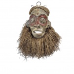 MÁSCARA DE TERRACOTA BAMILEKE  CAMARÕES  RARA MÁSCARA DE TERRACOTA COM FIBRAS, BÚZIOS, ARGOLAS EM METAL E RÁFIA. ESCULPIDA EM ARGILA LOCAL E QUEIMADA EM FORNO OU AO SOL, RESULTANDO EM UMA ESTRUTURA ROBUSTA DE CERÂMICA DE TERRACOTA, EM VEZ DA MADEIRA ESCULPIDA MAIS COMUM. DECORADA COM CORANTES EM VERMELHO E BRANCO.  ESNA CULTURA BAMILEQUE OS BUZIOS E METAIS HISTORICAMENTE INDICAVAM PRESTÍGIO RIQUEZA E STATUS REAL. FREQUENTEMENTE APRESENTAM CARACTERÍSTICAS HUMANAS OU ANIMAIS ESTILIZADAS (COMO ROSTOS ANCESTRAIS OU CHIFRES/CRISTAS) QUE REFLETEM A HIERARQUIA DA COMUNIDADE E A PROTEÇÃO ESPIRITUAL. EXCEPCIONAL QUALIDADE DE EXECUÇÃO! INICIO DO SEC. XX. 39 CM DE ALTURA