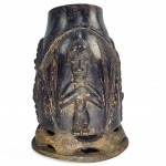 GRANDE  TAÇA CERIMONIAL MBWOONG NTEY DO  REINO DE  KUBA  CONGO  -  IMPORTANTE TAÇA MBWOONG NTEY  ENCOMENDA DE MEMBROS DA ELITE OU CHEFES LOCAIS QUE SERVIA PRINCIPALMENTE PARA O CONSUMO RITUALISTICO DO VINHO DE PALMA.  A PRESENÇA DE FIGURAS ANTROPOMÓRFICAS (HUMANAS) EM RELEVO E OS INTRINCADOS  PADRÕES GEOMÉTRICOS AO REDOR DO CORPO DA TAÇA ERAM SIMBOLOS DE ALTO STATUS SOCIAL, PRESTÍGIO E REFINAMENTO DO SEU PROPRIETÁRIO.  EM TORNO DA GRANDE TAÇA QUATRO PERSONGENS COM AS MÃOS SOBRE O PEITO SEGURAM CHIFRES DE LIBAÇÃO TEM CABELOS ARRANJADOS EM PENTEADOS TIPICOS DA REALEZA. A BASE É ELEGANTEMENTE VAZADA. TEM  LINDA PÁTINA ESCURA BRILHANTE. APRESENTA RACHADURA  DE DESSECAÇÃO. OS KUBA SÃO FAMOSOS PELO REFINAMENTO DOS ITENS DE PRESTÍGIO CRIADOS PARA OS MEMBROS DOS ALTOS ESCALÕES DE SUA SOCIEDADE. VÁRIOS GRUPOS KUBA DE FATO PRODUZIRAM OBJETOS ANTROPOMÓRFICOS COM MOTIVOS REFINADOS, INCLUINDO XÍCARAS, CHIFRES E TAÇAS. AS GRANDE STAÇAS KUBA ERAM USADAS EM OCASIÕES ESPECIAIS PARA CELEBRAR CASAMENTOS, ACORDOS TRIBAIS, CERIMONIAS IMPORTANTES ONDE CONFERIAM NOTABILIDADE A SEUS PROPRIETÁRIOS. CONGO, INICIO DO SEC. XX. 28 X 18 CM
