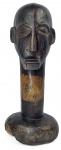 FIGURA IGINGA  DA TRIBO LEGA  CONGO  RARA FIGURA IGINGA ESCULPIDA EM MADEIRA. ESAS ESCULTURAS ERAM DE PROPRIEDADE COLETIVA  POIS REPRESENTAVAM UM ANCESTRAL ESPECÍFICOE SERVIAM COMO UMA LIGAÇÃO COM AS CONXÕES ESPIRITUAIS DOS ANCESTRAIS. DURANTE DETERMINADAS DANÇAS ESSES OBJETOS ERAM UTILIZADOS EXIBINDO UMA BELA PÁTINA DO USO, DO MANUSEIO E POR SER ESFREGADA COM O ÓLEO DE PALMA (COMO É O CASO DESTA)- A FIGURA OU ESTÁTUA LEGA É UMA IMPORTANTE MANIFESTAÇÃO DA ARTE TRIBAL AFRICANA, ORIGINÁRIA DO POVO LEGA, QUE HABITA AS FLORESTAS ORIENTAIS DA REPÚBLICA DEMOCRÁTICA DO CONGO. CONGO, INICIO DO SEC XX 34 CM DE ALTURA.