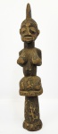 OXUM ESCULTRUA IORUBÁ -NIGERIA -  ESCULTURA DA CULTURA IORUBÁ REPRESENTANDO A ORIXÁ OXUM. A DIVINDADE É  APRESENTADA SEGURANDO OS PRÓPRIOS SEIOS, UM GESTO DE PROFUNDO SIGNIFICADO SIMBÓLICO NA ARTE E ESPIRITUALIDADE AFRICANA POIS O ATO REPRESESENTA A CAPACIDADE DE NUTRIR, DAR A VIDA E SUSTENTAR A COMUNIDADE. CONHECIDO COMO OMU ESTE GESTO TRADICIONAL É UMA POSTURA RITUAL DE RESPEITO, DEVOÇÃO E RECEPÇÃO BENEVOLENTE.  RELETE O PAPEL DE OXUM COMO MÃE DAS ÁGUAS DOCES, DONA DA FERTILIDADE, DO DESENVOLVIMENTO DAS CRIANÇAS E DA MANUTENÇÃO DA LINHAGEM FAMILIAR. A ESCULTURA DESTACA O PENTEADO PROEMINENTE SEMELHANTE A UMA CRISTA (AGOGO) COM ENTALHES LINEARES PARALELOS  NO CABELO. O ROSTO TEM OLHOS PROEMINENTES COM PALPEBRAS MARCADAS, NARIZ LARGO E LÁBIOS PROJETADOS PARA A FRENTE COM ESCARIFICAÇÕES NO MAXILAR. NIGERIA, INICIO DO SEC. XX. 50 CM DE ALTURANOTA: divindades das religiões de matriz africana que representam as forças da natureza, como os ventos, as águas e as matas, atuando como energias sagradas ou ancestrais divinizados. Eles são figuras centrais em tradições como o Candomblé e a Umbanda, servindo de ligação entre o plano divino e os seres humanos. Oxum na religião iorubá, é uma orixá que reina sobre as águas doces, considerada a senhora da beleza, da fertilidade, do dinheiro e da sensibilidade. Intimamente associada à riqueza espiritual e material, à vaidade e à capacitação da mulher, é representada por uma mulher africana elegante, adornada da cabeça aos pés com joias de ouro, sentada à beira de um rio, com um espelho redondo e dourado, enquanto amamenta um bebê ao colo. É cultuada no Candomblé, na Umbanda e em diversas religiões afro-americanas. Oxum é dona do ouro e das pedras preciosas, e é cultuada como rainha da nação ijexá. Tem o título de ialodê , ou seja, senhora da sociedade.