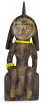 GWANDUSU  BAMBARA , MATERNIDADE  FIGURA DE CULTO DA SOCIEDADE JO/GWAN: SENTADA NUM BANQUINHO, ESTA ESTÁTUA AFRICANA PERTENCE A UM CULTO DE FERTILIDADE GWAN ASSOCIADO AO DJO, OU DO, DIFUNDIDO NO CENTRO DO MALI. HÁ MUITO CHAMADA "RAINHA", ESTE TIPO DE ESTÁTUA PARTICIPAVA A CADA SETE ANOS EM CERIMÓNIAS DURANTE AS QUAIS ERA APRESENTADA A MULHERES SEM FILHOS. SEGUNDO O RITO AS ESCULTURAS ERAM LAVADAS E DEPOIS UNGIDAS COM KARITÉ. PÁTINA RITUAL GRANULADA, OS BAMBARA DO CENTRO E SUL DO MALI PERTENCEM AO GRANDE GRUPO MANDE, TAL COMO OS SONINKE E OS MALINKE. ACREDITAM NA EXISTÊNCIA DE UM DEUS CRIADOR GENERICAMENTE CHAMADO DE NGALA QUE MANTÉM A ORDEM DO UNIVERSO. A SUA EXISTÊNCIA COEXISTE COM OUTRO DEUS ANDRÓGINO CHAMADO FARO, QUE DEU TODAS AS QUALIDADES AOS HOMENS E QUE FAZ CRESCER OS FRUTOS DA TERRA. GRANDES FESTIVAIS DE MÁSCARAS ENCERRAM OS RITOS DE INICIAÇÃO DA ASSOCIAÇÃO DYO E O RITUAL GWAN DOS BAMBARA NO SUL DO PAÍS BAMBARA, INICIO DO SEC. XX. 35 CM DE ALTURA