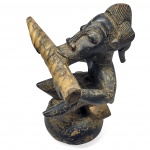 CULTURA IORUBA  OGUN  NIGERIA  ESCULTURA EM MADEIRA ENTALHADA APRESENTANDO O ORIXÁ OGUN. OSTENTA CABELO ESTILIZADO LONGO COM BELISSIMO PENTEADO. ROSTO ALONGADO, OLHOS AMENDOADOS, FALO PROEMINENTE. TOCA UMA TROMPA DE CAÇA FEITA COM  CHIFRE  RITUAL  QUE SEGURA NAS MÃOS. ESTÁ  SENTADO EM UMA BIGORNA SEU ATRIBUTO DE FERREIRO. INICIO DO SEC. XX. 25 CM DE ALTURANOTA: Ogun  é um importante Orixa na religião iorubá , também adotado em diversas outras religiões africanas . Ògún é reverenciado como uma poderosa divindade da guerra, do ferro, da caça, da metalurgia , dos ferreiros, da tecnologia, da inovação e do julgamento divino , bem como do rum e da produção de rum.  1   2   3  Ele é venerado na religião iorubá , na Santeria , no Vodou haitiano , no Vodun da África Ocidental , no Candomblé, na Umbanda e na religião folclórica do povo Gbe , entre outras religiões. Segundo algumas lendas, enquanto humano, ele tentou tomar o trono do Império de Ifé após a morte de bàtálá , que reinou duas vezes, antes e depois de Oduduwa , mas foi deposto por Obalufon Ogbogbodirin e enviado para o exílio 