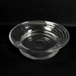 BACCARAT - COUPE PRESENTATION MODELO EXPRESSION - COM SELO DA MANUFATURA. GRANDIOSO CENTRO DE MESA EM CRISTAL TRANSLÚCIDO DE ESTÉTICA ART DECO. O DESIGN É FOCADO EM RESSALTAR A REFRAÇÃO DE LUZ ATRAVÉS DOS ANÉIS SALIENTES PERIFÉRICOS. É UM MARCO MODERNISTA DA MARCA ROMPENDO COM O CLÁSSICO MODELO HARCOURT AO INVESTIR EM LINHAS GEOMÉTRICAS LIMPASA E IMPONENTES. APRESENTA CORPO ROBUSTO EM ESPESSO CRISTAL COM ABA ABERTA REMATADA POR ANÉIS CONCENTRICOS MOLDADOS EM DEGRAUS CONFERINDO MAGNIFICO EFEITO OPTICODE REFRAÇÃO LUMINOSA. FRANÇA, MEADOS DO SEC. XX.  36 CM DE DIAMETRO