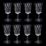 BACCARAT POLIGNAC   COM SELO DA MANUFATURA  .IDENTICAS AS OFERTADAS NO LOTE ANTERIOR. ORIGINALMENTE ENCOMENDA DO GOVERNO FRANCÊS (PRESIDENTE RENÉ COTY) PARA O BANQUETE OFICIAL OFERECIDO EM HOMENAGEM A RAINHA ELIZABETH II NA GALERIA DOS ESPLEHOS DO PALÁCIO DE VERSALHES EM 9 DE ABRIL DE 1957. RÉGIO CONJUNTO COM OITO TAÇAS PARA LICOR EM CRISTAL DO MODELO POLIGNAC DA BACCARAT. APRESENTA LAPIDAÇÕES VERTICAIS ESPESSAS E PROFUNDAS (ORGUE BEVEL CUTS) QUE SAEM DA HASTE E SOBEM PELO BOJO. O DETALHAMENTO GEOMÉTRICO CRIA UM VISUAL ROBUSTO QUE SIMULA UM CÁLICE MODERNO, CONTRASTANDO COM A SUAVIDADE DA BORDA SUPERIOR LISA. FOI BATIZADO EM HOMENAGEM À DUQUESA DE POLIGNAC, FIGURA HISTÓRICA CONHECIDA POR SEU GOSTO REFINADO E PROXIMIDADE COM A RAINHA MARIA ANTONIETA. FRANÇA, DEC. 1950. 10CM DE ALTURA.NOTA: O modelo foi criado exclusivamente para servir a Rainha Elizabeth II e o Príncipe Philip em sua visita oficial à França em 1957. Ele decorou a mesa do banquete na Galeria dos Espelhos no Palácio de Versalhes. O presidente francês René Coty encomendou o design para impressionar a monarca com a modernidade do cristal francês. Seus cortes verticais profundos funcionam como prismas que refletem a luz das velas, criando um brilho único na mesa. Cada taça exigia o trabalho de vários artesãos altamente qualificados, conhecidos como Meilleurs Ouvriers de France.do: Devido à lapidação profunda, as taças são notavelmente mais pesadas que os modelos tradicionais. O nome celebra a Duquesa de Polignac, que foi a amiga mais íntima e favorita da rainha Maria Antonieta. As peças produzidas antes de 1936 não tinham logotipo gravado, mas como o Polignac nasceu nos anos 1950, todas as peças originais trazem a marca circular jateada da Baccarat na base.