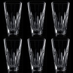 BACCARAT POLIGNAC   COM SELO DA MANUFATURA  .IDENTICOS AOS OFERTADOS NO LOTE ANTERIOR. ORIGINALMENTE ENCOMENDA DO GOVERNO FRANCÊS (PRESIDENTE RENÉ COTY) PARA O BANQUETE OFICIAL OFERECIDO EM HOMENAGEM A RAINHA ELIZABETH II NA GALERIA DOS ESPLEHOS DO PALÁCIO DE VERSALHES EM 9 DE ABRIL DE 1957. RÉGIO CONJUNTO COM SEIS LINDOS COPOS PARA LONG DRINK  EM CRISTAL DO MODELO POLIGNAC DA BACCARAT. APRESENTA LAPIDAÇÕES VERTICAIS ESPESSAS E PROFUNDAS (ORGUE BEVEL CUTS) QUE SAEM DA HASTE E SOBEM PELO BOJO. O DETALHAMENTO GEOMÉTRICO CRIA UM VISUAL ROBUSTO QUE SIMULA UM CÁLICE MODERNO, CONTRASTANDO COM A SUAVIDADE DA BORDA SUPERIOR LISA. FOI BATIZADO EM HOMENAGEM À DUQUESA DE POLIGNAC, FIGURA HISTÓRICA CONHECIDA POR SEU GOSTO REFINADO E PROXIMIDADE COM A RAINHA MARIA ANTONIETA. FRANÇA, DEC. 1950. 14 CM DE ALTURANOTA: O modelo foi criado exclusivamente para servir a Rainha Elizabeth II e o Príncipe Philip em sua visita oficial à França em 1957. Ele decorou a mesa do banquete na Galeria dos Espelhos no Palácio de Versalhes. O presidente francês René Coty encomendou o design para impressionar a monarca com a modernidade do cristal francês. Seus cortes verticais profundos funcionam como prismas que refletem a luz das velas, criando um brilho único na mesa. Cada taça exigia o trabalho de vários artesãos altamente qualificados, conhecidos como Meilleurs Ouvriers de France.do: Devido à lapidação profunda, as taças são notavelmente mais pesadas que os modelos tradicionais. O nome celebra a Duquesa de Polignac, que foi a amiga mais íntima e favorita da rainha Maria Antonieta. As peças produzidas antes de 1936 não tinham logotipo gravado, mas como o Polignac nasceu nos anos 1950, todas as peças originais trazem a marca circular jateada da Baccarat na base.