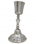 PRECIOSO CÁLICE LITÚRGICO  EM PRATA DE LEI BATIDA DE GRANDE DIMENSÃO. FATURA SETECENTISTA DO PERÍODO COLONIAL BRASILEIRO. BASE CAMPANULAR. FUSTE EM BALAÚSTRE. BRASIL, SEGUNDA METADE DO SEC. XVIII. 25 CM DE ALTURA. 495 G