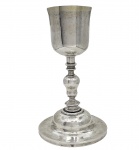 ANCESTRAL E MAGNÍFICO CÁLICE LITÚRGICO EM PRATA DE LEI  BATIDA DO INICIO DO SEC. XVIII. FATURA MAGNÍFICA DE LAVRA ERUDITA. BORDA E INTERIOR COM RESQUICIOS DE VERMEIL. O FUSTE EM BALAUTRE É MAGNIFICAMENTE TRABALHADO. NA JUNÇÃO COM O COPO TEM ANÉIS TRINOS ESPASSADOS SIMBOLIZANDO A TRINDADE. A BASE CAMPANULAR. DESMONTÁVEL EM TRÊS PARTES COMO SÃO OS BONS CÁLICES DO XVIII. EXCEPCIONAL PEÇA DE COLEÇÃO! BRASIL, SEC. XVIII. 24 CM DE ALTURA. 520 G