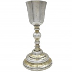 MAGNFICO CÁLICE LITÚRGICO EM PRATA DE LEI BATIDA COM SABOR DE VERMEIL. DE REQUINTADA BELEZA TEM A BASE EM PLATEAU, FUSTE EM BALAÚSTRE. O BOJO TEM INTERIOR COM MAGNFICO VERMEIL. BRASIL, SEC. XVIII. 25 CM DE ALTURA.550 G