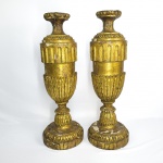 GRANDE PAR DE VASOS PORTA PALMAS DE ALTAR EM MADEIRA ENTALHADA E DOURADA (A PALMA DO LOTE ANTEIROR PERTENCIA A ESTE CONJUNTO DE PORTA PALMAS.  COM ELEGANTE FEITIO ALONGADO  ESTILO E ÉPOCA DONA MARIA I É DECORADA COM FOLHAS DE ACNATO PEROLADOS E GODRONS. FINAL DO SEC. XVIII. 60 CM DE ALTURA