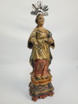 SANTA LUZIA - LINDA IMAGEM EM MADEIRA POLICROMADA E DOURADA COM RESPLENDOR EM PRATA DE LEI. FATURA LUZIADA ESTILO E ÉPOCA DONA MARIA I. CABELOS ARRANJADOS EM LINDO COQUE. BELO MOVIMENTO COM PANEJAMENTO ARTISTICAMENTE DECORADO. BASE MAGNFICA. PORTUGAL, FINAL DO SEC. XVIII. 37 CM SEM CONSIDERAR O TAMANHO DO RESPLENDOR COM ELE TEM 42 CM DE ALTURA