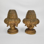 PAR DE LINDAS PINHAS EM MADEIRA REMATADAS POR FOLHAS DE ACANTO. EXTRAORDINARIMAENTE ESCULPIDOS COMBINAM ELEMENTOS DE FOLHAS DE ACANTO E INFLORESCÊNCIA DO TIPO ALCACHOFRA OU PINHA. SÃO EXTREMAMENTE ELEGANTES! BRASIL  SEC. XVIII/SIS 25 X 18 CM