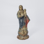 NOSSA  SENHORA DOS PRAZERES - LINDA ESCULTURA EM BARRO PAULISTA APRESENTANDO FIGURA DE NOSSA SENHORA DOS PRAZERES. A VIRGEM TEM NO COLO O MENINO JESUS E GRACIOSAMENTE SEGURA UM DE SEUS PÉS. O MENINO SEGURA UM ORBE. A BASE TEM MEIA LUA CRESCENTE E APRSENTA DUAS FIGURAS DE ANJOS ADORADORES. 23 CM DE ALTURA.NOTA: Nossa Senhora dos Prazeres é um título mariano da Igreja Católica dedicado às sete alegrias da Virgem Maria. A devoção originou-se em Portugal por volta de 1590, na região de Alcântara, após relatos de curas milagrosas ligadas a uma imagem encontrada sobre uma fonte.A devoção a Nossa Senhora dos Prazeres é cercada de fatos curiosos, lendas regionais e profundas conexões com a história militar e geográfica do Brasil e de Portugal. De acordo com o relato histórico do Santuário de Nossa Senhora dos Prazeres, em Portugal (por volta de 1590), a imagem mariana original apareceu misteriosamente sobre uma fonte de água em Alcântara. Pessoas que bebiam daquela água relataram curas milagrosas. Assustados com a multidão de peregrinos, os donos daquelas terras trancaram a imagem dentro de casa para protegê-la. Misteriosamente, a estátua desaparecia da residência e reaparecia sozinha no mesmo local da fonte. O "sumiço" repetido convenceu o povo de que a santa desejava que um templo fosse construído exatamente ali. No Brasil, o título tem um forte vínculo militar ligado à expulsão dos holandeses no Nordeste. O General Francisco Barreto de Menezes prometeu construir uma igreja caso suas tropas vencessem a histórica Batalha dos Guararapes, em Pernambuco. Com a vitória luso-brasileira, a promessa gerou a famosa Igreja de Nossa Senhora dos Prazeres dos Montes Guararapes, erguida em 1656. A imagem original do templo foi trazida de Portugal pelo próprio comandante militar. A teologia por trás das Sete Alegrias possui uma lenda medieval muito bonita. Conta-se que um jovem frade franciscano tinha o hábito de tecer e ornamentar diariamente uma coroa de flores frescas para colocar na estátua da Virgem Maria. Quando entrou para o noviciado, a rotina apertada o impediu de continuar o arranjo. Triste, ele pensou em abandonar a ordem. Segundo a tradição cristã, Maria apareceu a ele e sugeriu que, em vez de flores físicas que murchavam, ele rezasse uma coroa de orações meditando em suas sete maiores alegrias terrenas, dando origem à famosa Coroa das Sete Alegrias de Nossa Senhora.