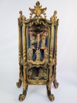 MAQUINETA DE SALÃO - REQUINTADO E MAGNÍFICO ORATÓRIO DO TIPO LAPINHA ORIGINARIO DE MINAS GERAIS, ESTILO E ÉPOCA DOM JOSÉ I, DATÁVEL DE MEADOS DO SEC. XVIII. CONFECCIONADO EM MADEIRA RECORTADA E ENTALHADA APRESENTADO POLICROMIA E DOURAMENTO. POLICROMIA PREDOMINANTEMENTE EM AZUL VERDE E VERMELHO CAMARAO. ESTRUTURA COM DOIS NICHOS SENDO O SUPERIOR O MAIS ALONGADO QUE O INFERIOR. MOLDURA FRONTAL COM FENDA PARA RECORTE DA CERCADURA. ANTEPARO DE VIDRO. IMAGENS EM CALCITA ENTALHADA COM LEVE POLICROMIA E DOURAÇÃO COMO ERA O GOSTO DA ÉPOCA. CRUZ EM MADEIRA. ORATÓRIO DE FATURA ERUDITA! ABERTURA COM PORTA TRASEIRA. ORNAMENTAÇÃO DA TALHA COMPOSTA POR VOLUTAS, PALMETA E FRISOS DOURADOS. NO NICHO SUPERIOR CENA DE CRUCIFICAÇÃO COM CRISTO NA CRUZ, NOSSA SENHORA DA CONCEIÇÃO, SÃO JOSÉ, SÃO JOAQUIM, SANTANA MESTRA, SAO PAULO. NO NICHO INFERIOR CENA DA NATIVIDADE, SÃO JOSÉ E MARIA MENINO JESUS, MAGOS E PASTORES. . A QUALIDADE DAS IMAGENS É MUITO BOA! TETO ABOBADADO. PÉS RECURVOS. ESSE MODELO DE LAPINHA FACETADO É O MAIS ELEGANTE DOS QUE FORAM PRODUZIDOS NO SEC. XVIII, AUGE DO ESTILO DOM JOSÉ EM SUA ÉPOCA SENDO EXPOSTOS NOS SALÕES DE RESIDENCIAS ABASTADAS. MINAS GERAIS, SEC. XVIII, 70 CM DE ALTURA. NOTA: Tipicamente mineiros os oratórios denominados lapinhas geralmente apresentam dois pavimentos, a cena clássica do Calvário com a Sagrada Parentela e algum Santo de Devoção do encomendante. Embaixo geralmente uma cena de presépio COMO NO CASO DESTE. São peças elegantes bem ao gosto Dom José I e destinados a casas de proprietários abastados. Notadamente essa arte floresceu na região de Ouro preto, Mariana e Santa Luzia. De acordo com o periódico especializado A Relíquia, no bojo da arte sacra brasileira, destacam-se os oratórios, objetos de fé, testemunhos do catolicismo, pelos quais se pode recompor a trajetória de nossa civilização. Através deles acompanha-se a imersão do fenômeno barroco na vida cotidiana do Brasil colonial. O oratório representava a ligação do homem com o divino. A origem do oratório remonta à Idade Média, época em que as famílias que não podiam construir capelas, representavam-nas através de um objeto. Para Angelo Araújo o oratório "reporta-se à edícula romana, morada dos deuses lares, e desde os primórdios do cristianismo são encontrados como objeto do culto aos mártires e santos. Ao longo de dois milênios, aparecem e ressurgem em todos os territórios da cristandade, consubstanciando estilos vigentes, tendências, influências e costumes de cada região. Os oratórios chegaram ao Brasil nos primeiros navios portugueses, como protetores daqueles intrépidos navegantes. Povoaram a cena doméstica, na cidade e no campo, das cozinhas aos quartos de dormir, das varandas às salas de jantar, dos salões as senzalas.
