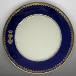 CONDE DE TOCANTINS  JOSÉ J0AQUIM DE LIMA E SILVA (1809-1894) PRATO EM PORCELANA PERTENCENTE A JOSÉ JOAQUIM DE LIMA E SILVA SOBRINHO, IRMÃO DO DUQUE DE CAXIAS TIO DA BARONESA DE SANTA MÔNIUCA.  ABA AZUL COBALTO DELIMITADA POR RENDILHADOS DOURADOS E, À ESQUERDA, MONOGRAMA TLS ENTRELAÇADO SOB COROA DE CONDE EM DOURADO. NO REVERSO MARCA LIMOGES HAVILAND. FRANÇA, SÉC. XIX. 21,5 CM DE DIÂMETRO.NOTA: José Joaquim de Lima e Silva Sobrinho, primeiro e único Visconde e Conde de Tocantins( Rio de Janeiro,7 de outubro de1809 Rio de Janeiro,21 de agostode1894)  foi um militar e político brasileiro, tendo atuado como coronel na rebelião mineira de 1842. Depois de ter largado a vida militar, foi lavrador e depois comerciante de grande prestígio no Rio de Janeiro, sendo Presidente da Associação Comercial desta cidade e do Banco do Brasil. Foi também político, filiado ao Partido Conservador (Brasil Império), tendo exercido o cargo de deputado pela província de Minas Gerais, na 8ª legislatura, e pela do Rio de Janeiro, nas 10ª e 11ª legislaturas, de 1857 a 1864, e nas 13ª e 14ª, de 1867 a 1872. Já no final da vida, exerceu alguns cargos públicos, principalmente na direção de algumas instituições, como a Sociedade Asilo dos Inválidos da Pátria, do qual foi o seu primeiro diretor em fevereiro de 1867. Filho do marechal-de-campo Francisco de Lima e Silva, barão de Barra Grande, e de Mariana Cândida de Oliveira Belo; era irmão de Luís Alves de Lima e Silva, duque de Caxias, e de Carlota Guilhermina de Lima e Silva, que se casaria com o primo Manuel da Fonseca de Lima e Silva, barão de Suruí. Casou-se em primeiras núpcias com Emiliana de Morais, filha de José Gonçalves de Morais, barão de Piraí, com quem teve um filho, Luís César de Lima e Silva; em segundas, casou-se com Maria Balbina da Fonseca Costa, filha de Manuel Antônio da Fonseca Costa, marquês da Gávea, com quem teve três filhas, entre eles Maria Balbina de Lima e Silva, Mariana Cândida da Lima e Silva, que se casaria com Luís Otávio de Oliveira Roxo, visconde de Vargem Alegre. Grande do Império, Veador de S.M. a Imperatriz e recebeu os graus de dignitário da Imperial Ordem da Rosa, comendador das imperiais ordens de Cristo, no Brasil. De Portugal, ade Avise da Ordem de Nossa Senhora da Conceição de Vila Viçosa e da Ordem Ernestina de 2ª classe, da Casa Ducal da Saxônia. Foi Veador, agraciacido sucessivamente, com os títulos de Visconde com Honras de Grandeza de Tocantins (Mercê de 17/07/1872). Conde de Tocantins (Mercê de 30/03/1889). Deixando o exército, foi reformado no posto de Capitão. Membro da Guarda Nacional do Município da Corte do Rio de Janeiro, onde alcançou a patente de Coronel. Presidente do Banco do Brasil. Presidente da Associação Comercial do Rio de Janeiro. Vice-Presidente da Caixa Econômica e Monte Socorro. Secretário da Imperial Companhia de Seguros Mútuos Contra Fogo. Veador de S. majestade. Comendador da Ordem de Cristo. Comendador da Ordem de Nossa Senhora da Conceição da Vila Viçosa. Comendador da Imperial Ordem de Rosa (1851), Comendador da Ordem de Ernestina de 2ª Classe, da Coroa Ducal da Saxônia. Dignitário da Imperial Ordem da Rosa. Deputado da Assembléia Geral.