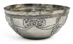 RARA FARINHEIRA EM PRATA DE LEI ESTILO E ÉPOCA DONA MARIA I  BATIDA E REPUXADA. CORPO DECORADO COM ELABORADA FAIXA COMPOSTA POR GUIRLANDA COM FESTÕES E FLORES PENDENTES.  BORDA COM PEROLADO. POR SER UM OBJETO DE USO DIÁRIO, QUE ACABAVAM SENDO DANIFICADAS PELO USO CONTÍNUO É UMA RARIDADE ENCONTRA-LAS EM NOSSOS DIAS. PEÇA DIGNA DE MUSEU. BRASIL, SEC. XVIII. 17 CM DE DIAMETRO POR 8 CM DE ALTURA.NOTA: No Brasil colonial a farinha de mandioca era a base da alimentação de todas as classes, dos escravos aos senhoras. Serví-la em um recipiente de prata ricamente trabalhado era a forma que a aristocracia encontrou para demonstrar extrema riqueza através de um hábito cotidiano simples e para distinguir o consumo de uma um alimento universal por uma classe abastada. Típicamente brasileiras, as farinheiras, as primeiras farinheiras eram feitas com cascas de coco-da-baía ou de porongos cortados ao meio. Quando os ourives começaram a fabricar as versões em prata de lei, eles mantiveram o formato semicircular, bojudo e sem alças, imitando perfeitamente o formato do coco original. prata era valorizada na época não apenas pela beleza, mas também porque se sabia que ela ajudava a conservar os alimentos por mais tempo. Em um clima tropical e sem refrigeração, o uso da prata impedia a proliferação rápida de fungos e carunchos na farinha.