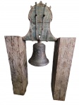 PRIMEIRO IMPÉRIO  AINDA REMANESCENTE DO PERÍODO DO MARQUES DE BAEPENDI. FABULOSO E GRANDE SINO EM BRONZE COM ARMAS IMPERIAIS DE DOM PEDRO I. EM UMA FACE BRASÃO RELEVADO  DO IMPÉRIO DO BRASIL COM COROA ALTA DO PERIODO DE DOM PEDRO I, ESFERA ARMILAR CIRCUNDADA POR  19 ESTRELAS TAMBÉM CARACTERISTICA DO PERÍODO. NA FACE OPOSTA CRUZ LATINA TAMBÉM EM RELEVO. PRESO AINDA A SUA ALMA EM MADEIRA COM CRAVOS EM FERRO E PATINA VERDE BANDEIRA ESMAECIDA PELOS SÉCULOS. INTACTO SEM RACHADURAS. ME PERMITO IMAGINAR OS MOMENTOS SOLENES EM QUE DOBROU. TOQUES RÁPIDOS COMO UM REPIQUE DE PRATA EM DIAS FESTIVOS, OU LENTOS E ESPAÇADOS PARA EXPRESSAR O LUTO E A PERDA DOS QUE SE FORAM,  HOMENS DE PROA QUE ESCREVERAM A HISTÓRIA OU UMA SIMPLES ALMA QUE DEIXOU SAUDADES AOS SEUS  . SEJA COMO FOR A LINGUAGEM DOS SINOS MARCA OS DIAS INESQUECIVEIS PARA O HOMEM, CONVERSA COM O VENTO E O SAGRADO. NUNCA ANTES TIVE O PRIVILÉGIO DE CONTAR COM UM ACERVO QUE GUARDASSE  UM SINO DO PRIMEIRO REINADO. O SABOR, A BELEZA, O SENTIDO FAZEM DESTE MUITO GRANDE SINO, AGORA SUSTENTADO POR DOIS PESADOS BARROTES EM MADEIRA UMA PEÇA ÚNICA E MAJESTOSA.