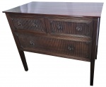 DONA MARIA I  FABULOSA CÔMODA DONA MARIA I EM JACARANDÁ. O ÁPICE DO EXPLENDOR DO MOBILIARIO DONA MARIA. INSPIRA ELEGÂNCIA E ARES DE ARISTOCRACIA COM REFINADA DECORAÇÃO DE PAINEIS CANELADOS CONFERINDO EFEITO PLISSADO. REMATADO POR CANTONEIRAS EM ASA DE ANDORINHA E PUXADORES INSERIDOS EM ROSÁCEAS ADORNADOS POR EMBUTIDOS EM OSSO. UMA DAS GAVETAS POSSUI SEGREDO PARA GUARDA DE VALORES. AS GAVETAS SÃO FORRADAS. ESTA CÔMODA REPRESENTA A TRANSIÇÃO DA MARCENARIA PESADA E AUSTERA DO  PERÍODO DOM JOÃO V, PASSANDO AO REQUINTE SUAVIZADO MAS TAMBÉM OSTENSIVO DO REINADO DOM JOSÉ I E DESMBARCANDO NO BRASIL SEDE DA MONARQUIA PORTUGUESA  COM UM NOVO STATUS DE IMPORTÂNCIA SAUDADO PELA ELEGÂNCIA DO NEO CLÁSSICO. FORMATO DE CAIXA, APÓS SÉCULOS DE MÓVEIS COM PERNAS CURVAS, RECURVAS E SINUOSAS, DITAS CABRIOLÉ O ESTILO DONA MARIA PROCLAMOU UMA DIETA DE RETIDÃO ASSIM  NAS LINHAS RETAS, PASSOU A MORAR A ELEGÂNCIA. UM MÓVEL DE EXTREMA ERUDIÇÃO E BELEZA INVULGAR. BRASIL, FINAL DO SEC. XVIII OU INICIO DO XIX.
