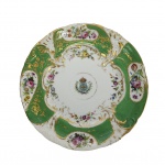 DOM PEDRO I E DOM PEDRO II - SERVIÇO DE GALA PRATO EM PORCELANA; ABA VERDE ENTRE FILETES DOURADOS E QUATRO RESERVAS COM FLORES EM POLICROMIA; NO CENTRO O BRASÃO IMPERIAL CINCUNDADO POR FRISO DOURADO; NO REVERSO MARCA DO IMPORTADOR B. WALLERSTEIN E CO - A PARIS / RUA DO OUVIDOR 70 - RIO DE JANEIRO. PEÇA DO MESMO SERVIÇO REPRODUZIDA NA PÁGINA 209 DO LIVRO LOUÇA DA ARISTOCRACIA NO BRASIL, POR JENNY DREYFUS. FRANÇA, SÉC. XIX. 22,5 CM DE DIÂMETRO.NOTA: Existem para esse serviço duas marcas de encomendantes o que faz concluir que este era utilizado pela família imperial desde o primeiro reinado com encomenda para reposição no segundo reinado. Portanto serviu Dom Pedro I e Dom Pedro II.
